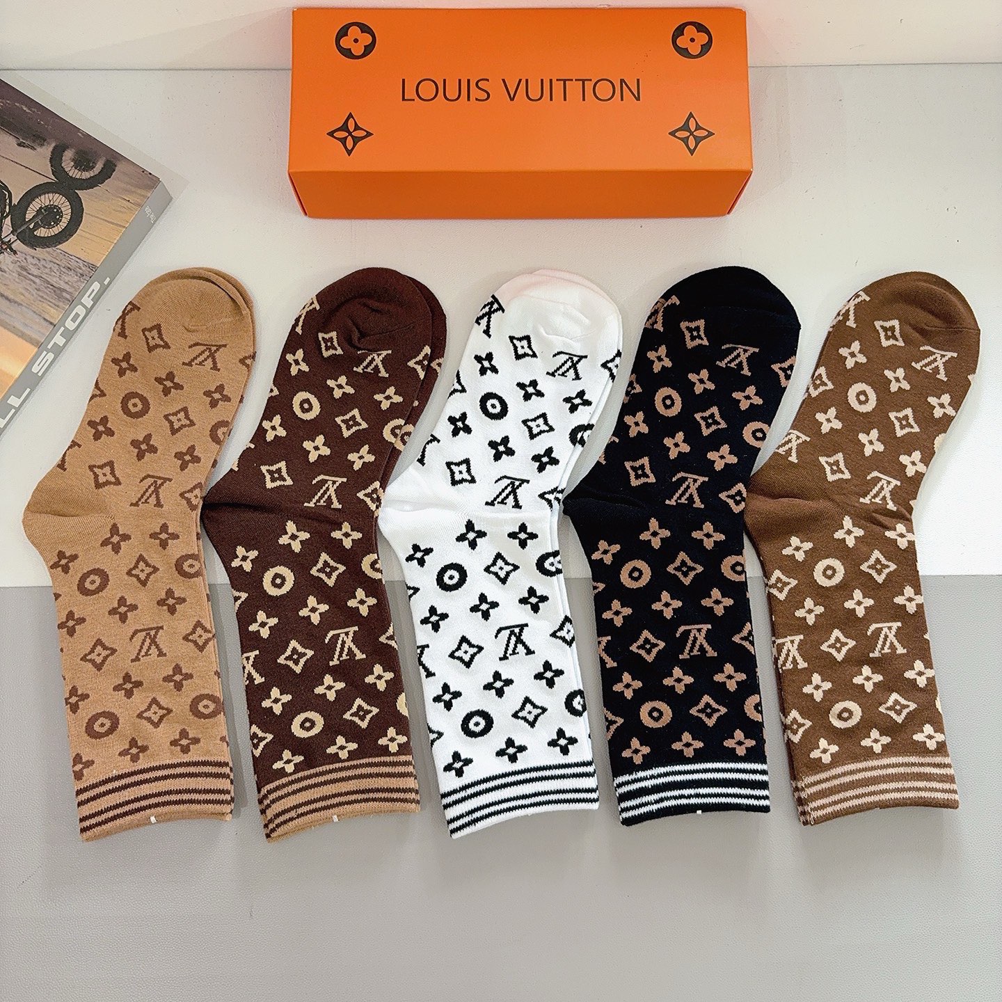 配包装（一盒5双） 🌟 LV 路易威登 超火爆小单品长筒袜子 经典字母logo袜子，个性时尚百搭款，你值