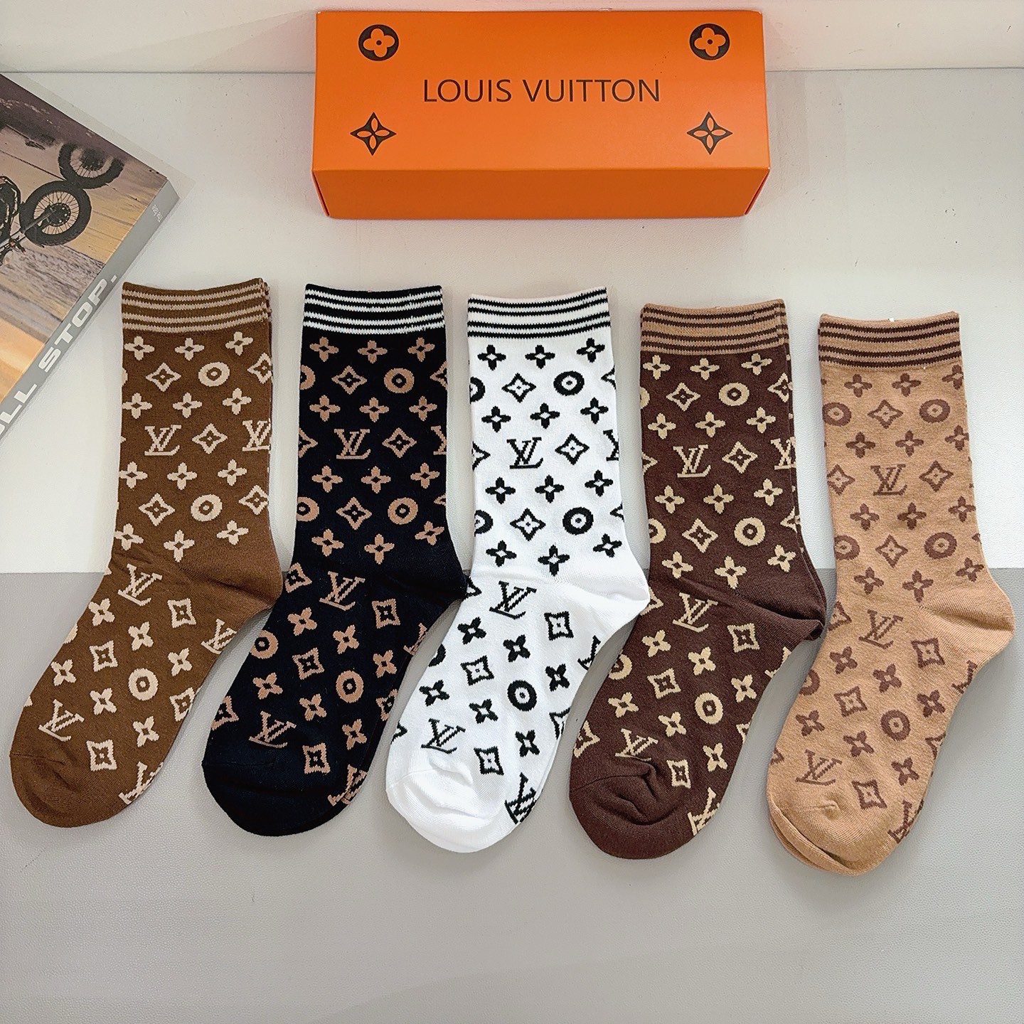配包装（一盒5双） 🌟 LV 路易威登 超火爆小单品长筒袜子 经典字母logo袜子，个性时尚百搭款，你值