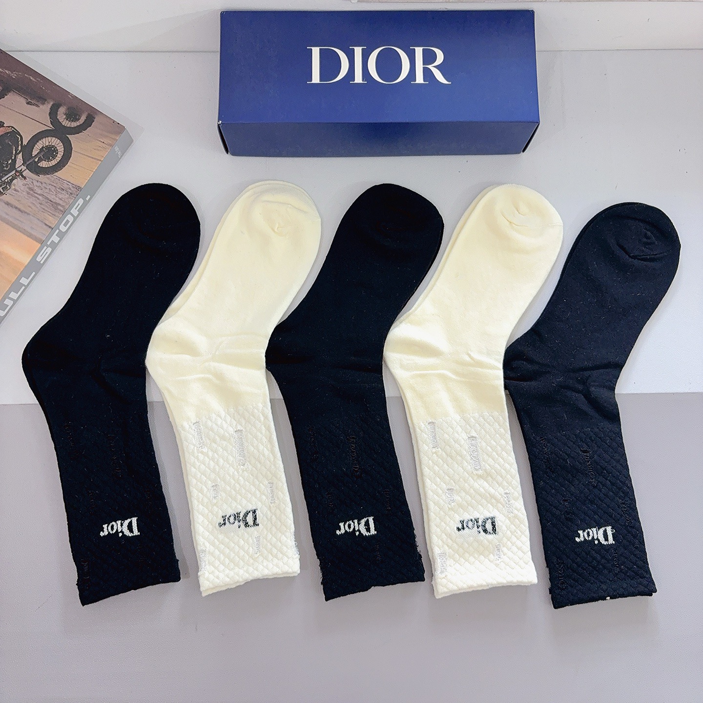 配包装（一盒5双） Dior 迪奥 新款长筒袜子，纯棉面料，潮人必备 ，经典个性时尚百搭款，你值得拥有哦