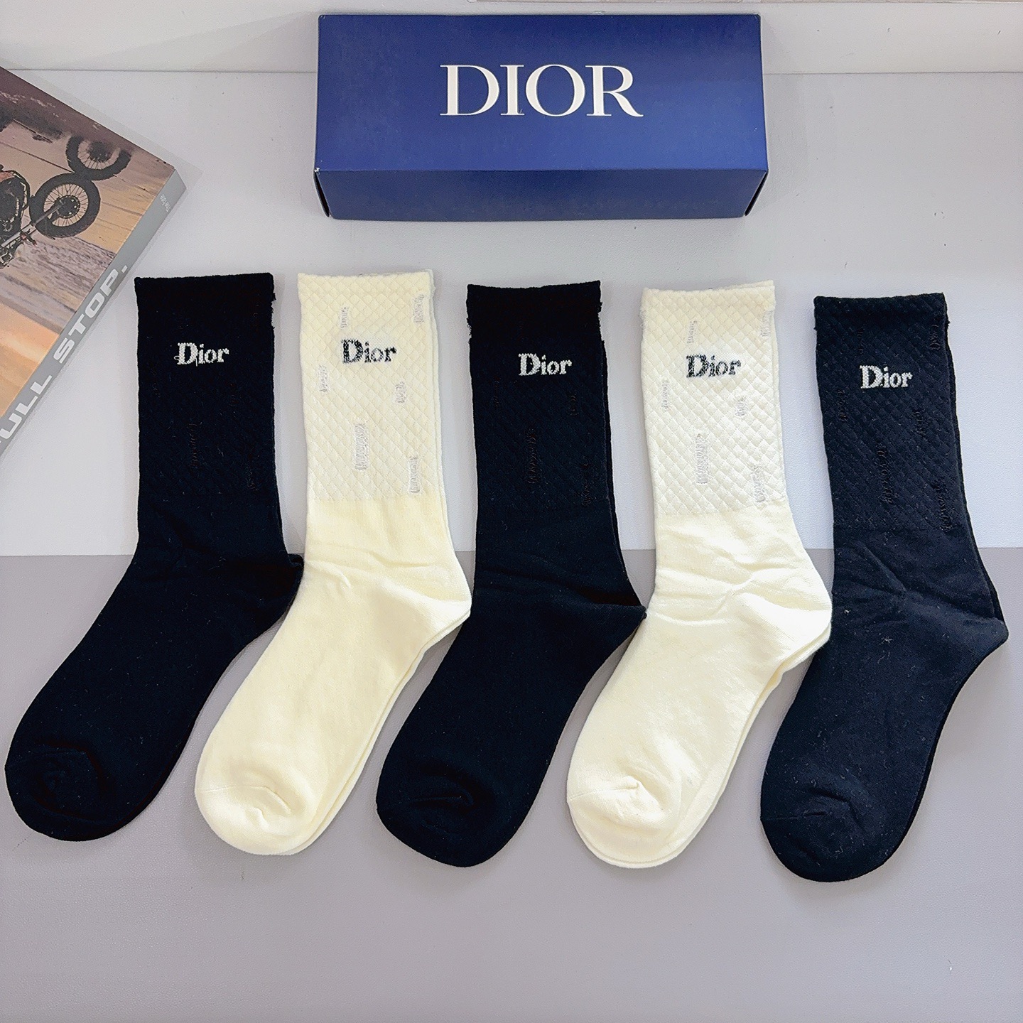 配包装（一盒5双） Dior 迪奥 新款长筒袜子，纯棉面料，潮人必备 ，经典个性时尚百搭款，你值得拥有哦