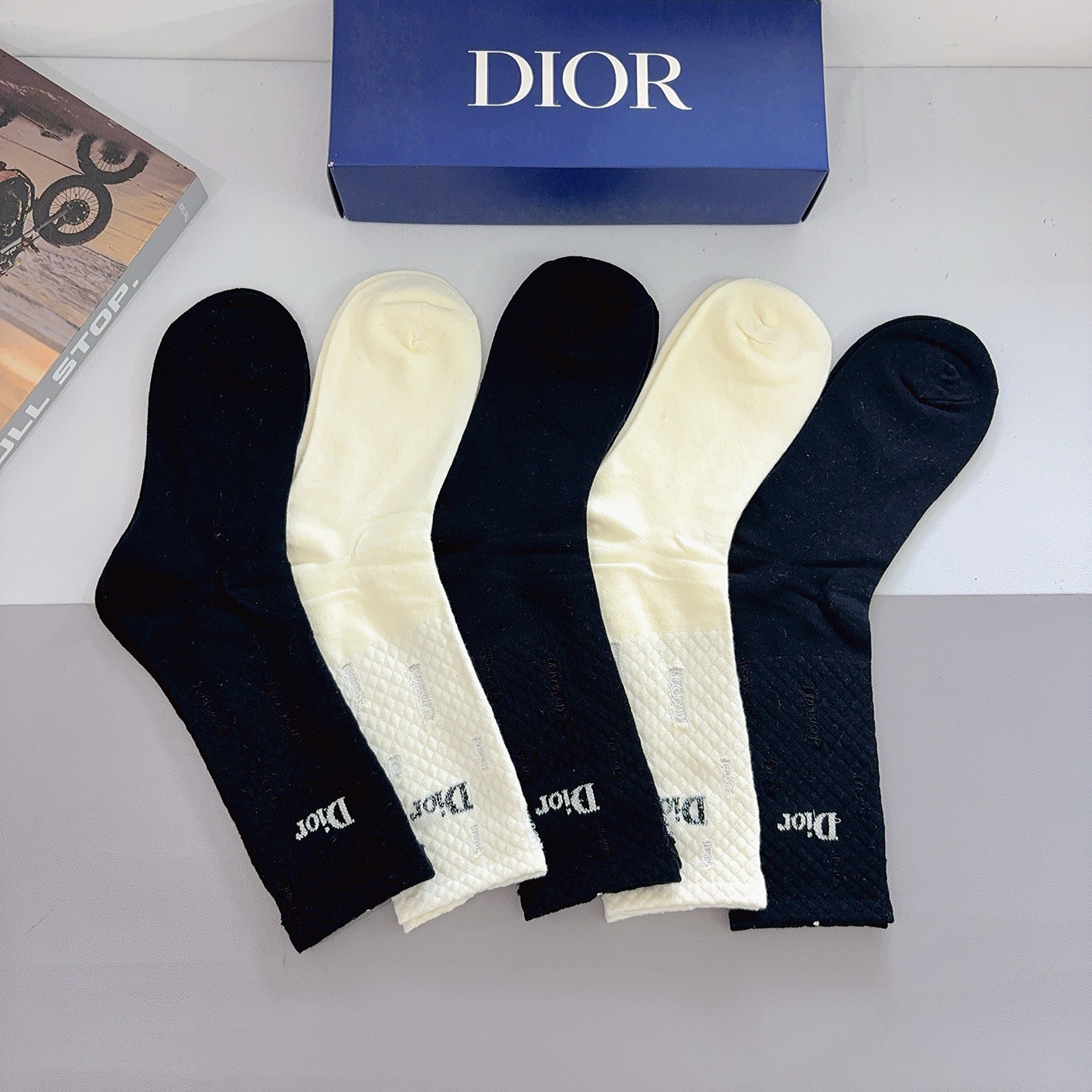 配包装（一盒5双） Dior 迪奥 新款长筒袜子，纯棉面料，潮人必备 ，经典个性时尚百搭款，你值得拥有哦