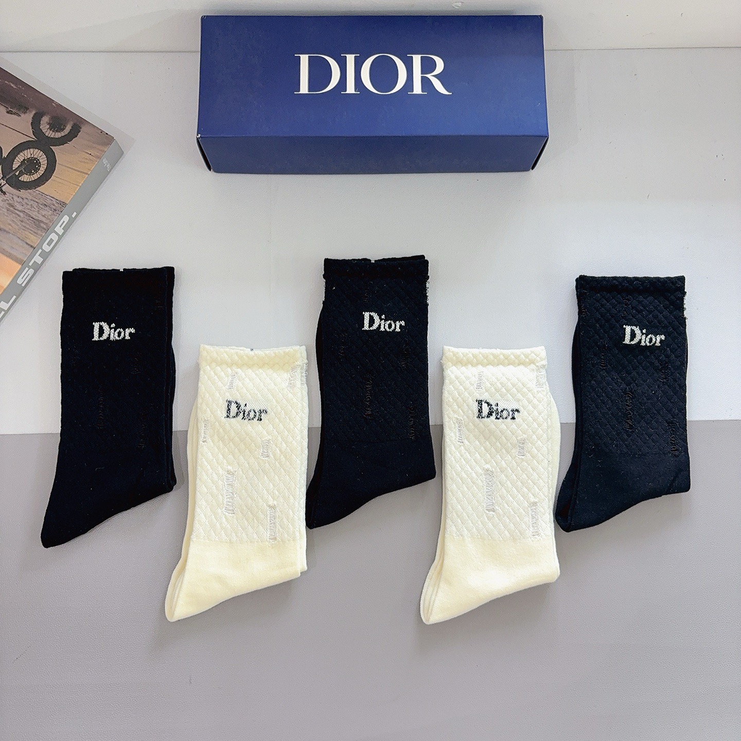 配包装（一盒5双） Dior 迪奥 新款长筒袜子，纯棉面料，潮人必备 ，经典个性时尚百搭款，你值得拥有哦