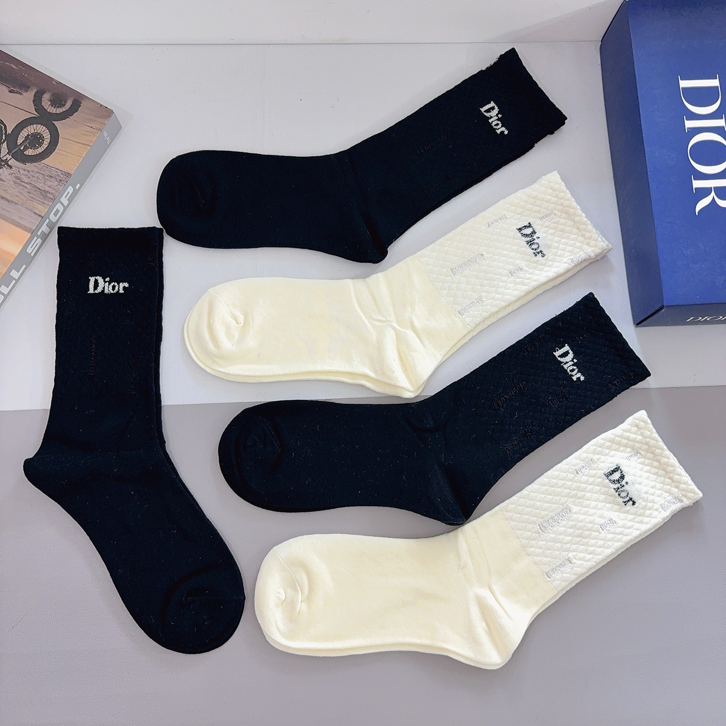 配包装（一盒5双） Dior 迪奥 新款长筒袜子，纯棉面料，潮人必备 ，经典个性时尚百搭款，你值得拥有哦