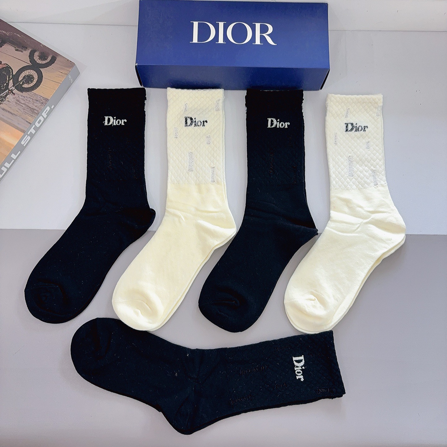 配包装（一盒5双） Dior 迪奥 新款长筒袜子，纯棉面料，潮人必备 ，经典个性时尚百搭款，你值得拥有哦