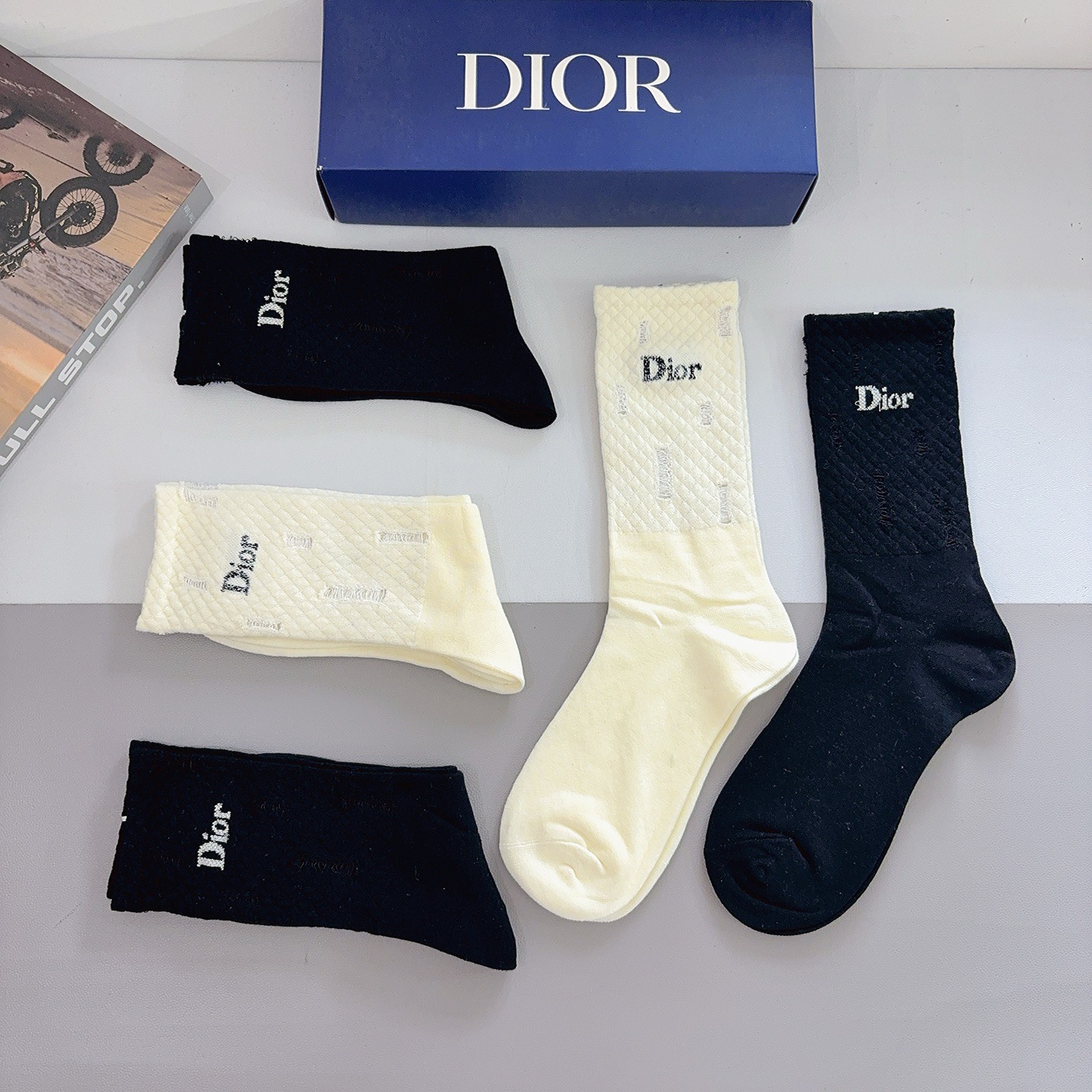 配包装（一盒5双） Dior 迪奥 新款长筒袜子，纯棉面料，潮人必备 ，经典个性时尚百搭款，你值得拥有哦