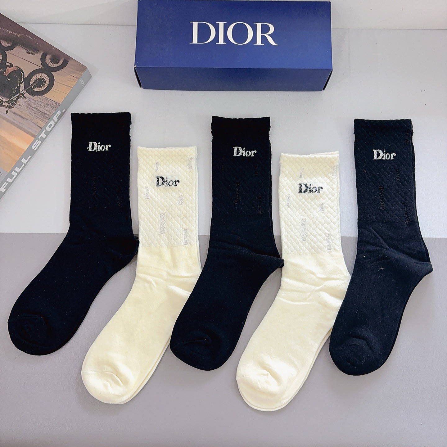 配包装（一盒5双） Dior 迪奥 新款长筒袜子，纯棉面料，潮人必备 ，经典个性时尚百搭款，你值得拥有哦