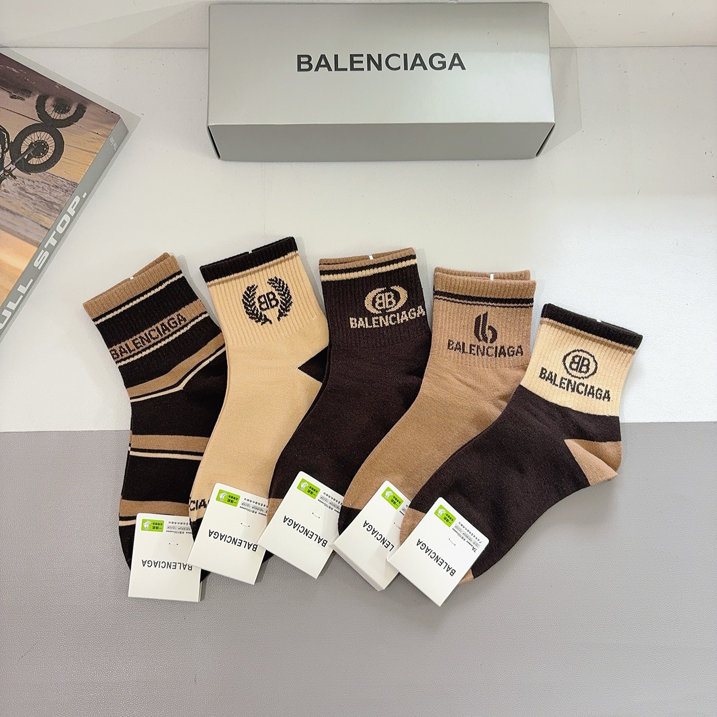 NO:660067,Comes with packaging [5 pairs in a box] BALENCIAGA new mid-calf socks, essential fashion counter purchases for fashionistas, super fashionable and versatile!  socks,socks,balenciaga,balenciaga,socks19860909配包装【一盒5双】 BALENCIAGA 巴黎世家 新款中筒袜子潮人必不可少的时尚专柜代购袜子 ,超级时尚潮流百搭款！袜子,袜子,balenciaga,balenciaga,socks,accessory