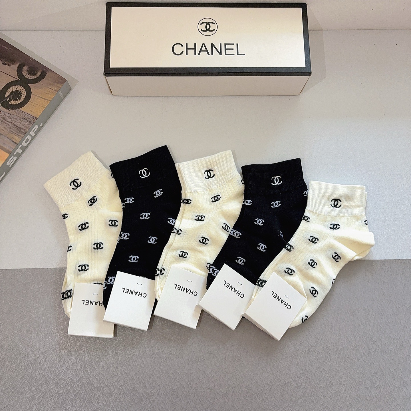 NO:660074,Comes with packaging (5 pairs in a box) CHANEL Chanel's new embroidered cotton socks, classic letter logo boat socks, personalized, fashionable and versatile!  Super soft material, comfortable and breathable, fashionable and versatile socks, socks, chanel, chanel, socks19860909配包装（一盒5双） CHANEL 香奈儿新款刺绣纯棉袜子 经典字母logo船袜,个性时尚百搭款,！超柔软材质,舒适透气,时尚百搭款 袜子,袜子,chanel,chanel,socks,accessory