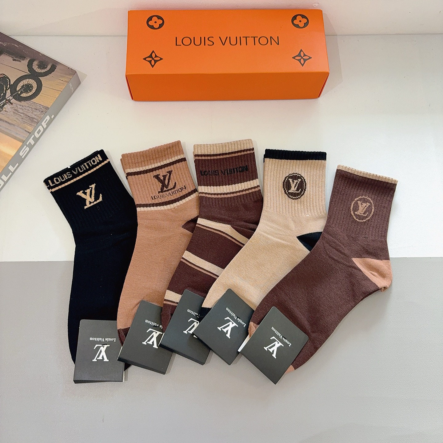 NO:660071,Comes with packaging (5 pairs in a box) LV Louis Vuitton super popular men's mid-calf socks, pure cotton fabric, a must-have for fashionistas, personalized, fashionable and versatile!  You deserve it! Super soft material, comfortable and breathable!  socks,socks,louis vuitton,louis vuitton,socks19860909配包装（一盒5双） LV 路易威登 超火爆男款中筒袜子、纯棉面料,潮人必备款,个性时尚百搭款,！你值得拥有哦超柔软材质,舒适透气！袜子,袜子,louis vuitton,louis vuitton,socks,accessory