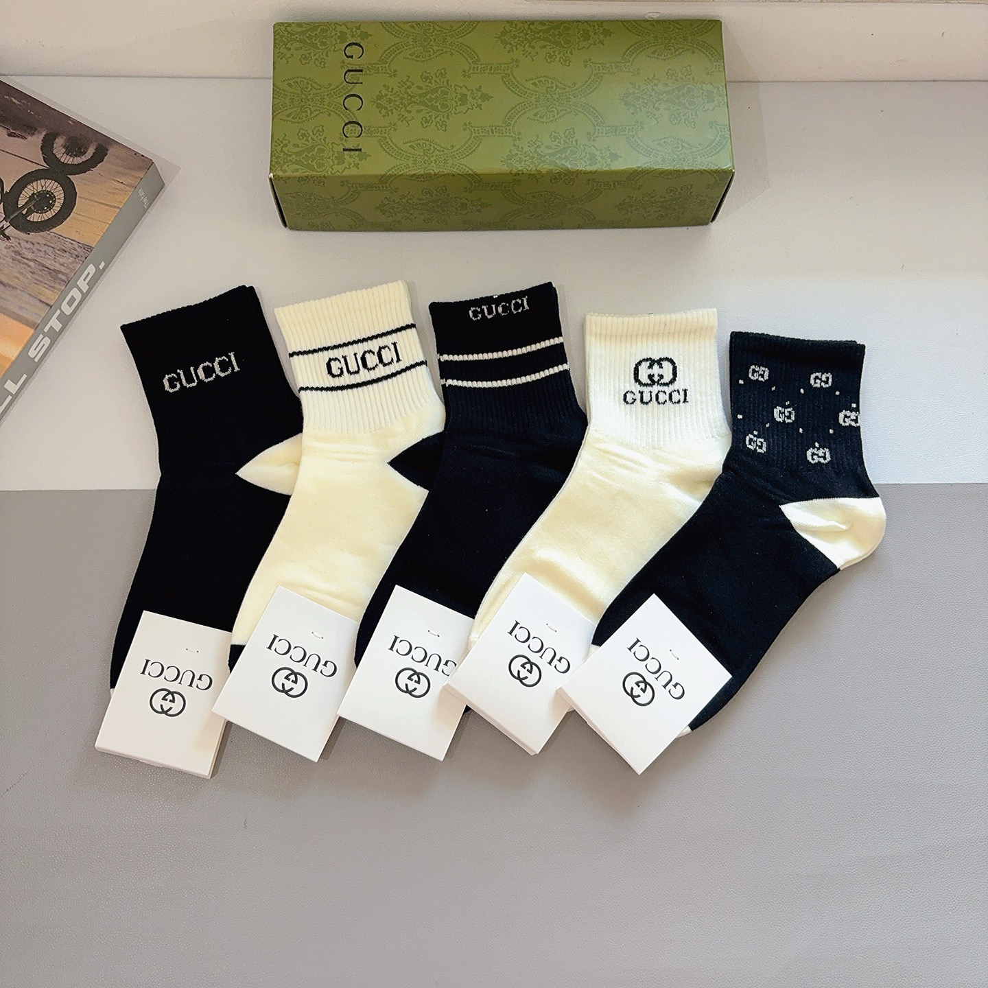 NO:660103,Comes with packaging (5 pairs in a box) Gucci Gucci ins super popular small item mid-calf socks for men and women, pure cotton fabric, a must-have for fashionistas, Gucci hot style, classic double G socks, personalized fashionable and versatile, you deserve it Socks, socks, gucci, socks19860909配包装（一盒5双） Gucci 古奇 ins超火爆小单品男女中筒袜子,纯棉面料,潮人必备 ,Gucci 爆款,经典双G袜,个性时尚百搭款,你值得拥有哦袜子,袜子,gucci,socks,accessory