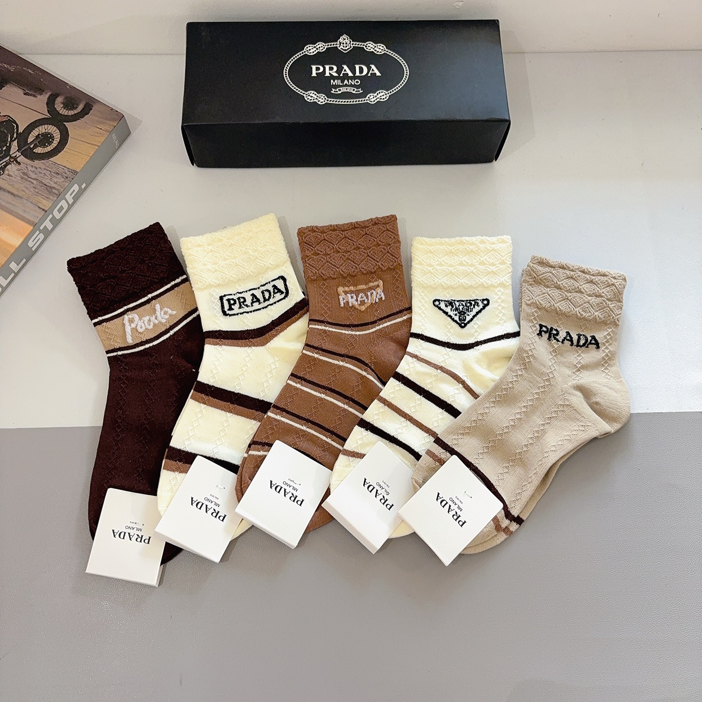 NO:660097,Comes with packaging (5 pairs in a box) PRADA new mid-calf socks, bamboo cotton fabric, classic triangle logo, personalized, fashionable and versatile, you deserve it Socks, socks, prada, prada, socks19860909配包装（一盒5双） PRADA 普拉达 新款中筒袜子,竹棉面料,经典三角标logo 个性时尚百搭款,你值得拥有哦袜子,袜子,prada,prada,socks,accessory