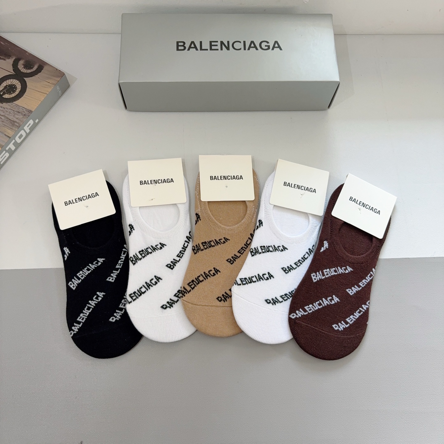 NO:660099,Comes with packaging [5 pairs in a box] BALENCIAGA New Short Boat Socks, a must-have for fashionistas, super fashionable and versatile!  socks,socks,balenciaga,balenciaga,socks19860909配包装【一盒5双】 BALENCIAGA 巴黎世家 新款短筒船袜潮人必不可少的时尚专柜代购袜子 ,超级时尚潮流百搭款！袜子,袜子,balenciaga,balenciaga,socks,accessory