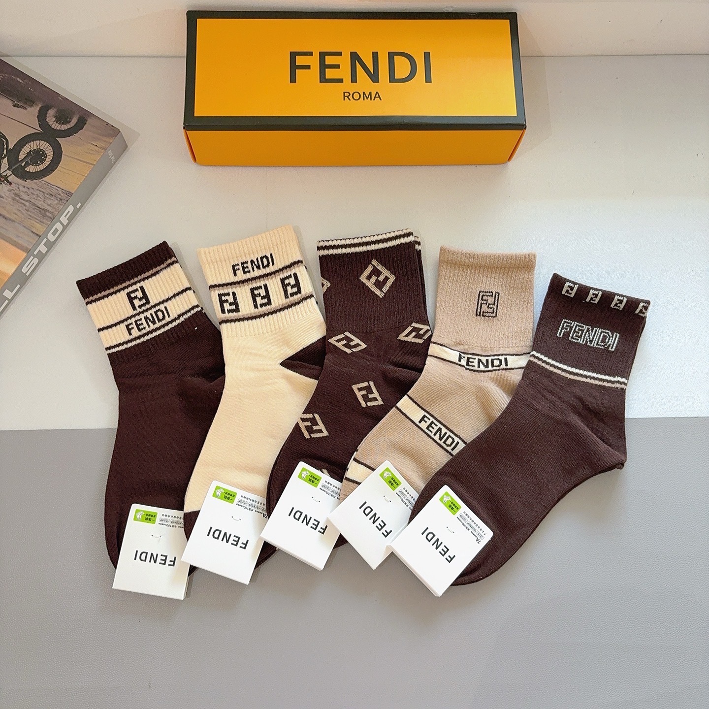 NO:660108,Comes with packaging (5 pairs in a box) FENDI Fendi double F classic mid-calf socks, practical and easy to wear, soft and breathable, fashionable and versatile, big-name streetwear. Socks, socks, fendi, fendi, socks19860909配包装（一盒5双） FENDI 芬迪 字母双Ｆ经典款中筒袜子,实用好穿 柔软透气,时尚百搭款,大牌出街.袜子,袜子,fendi,fendi,socks,accessory