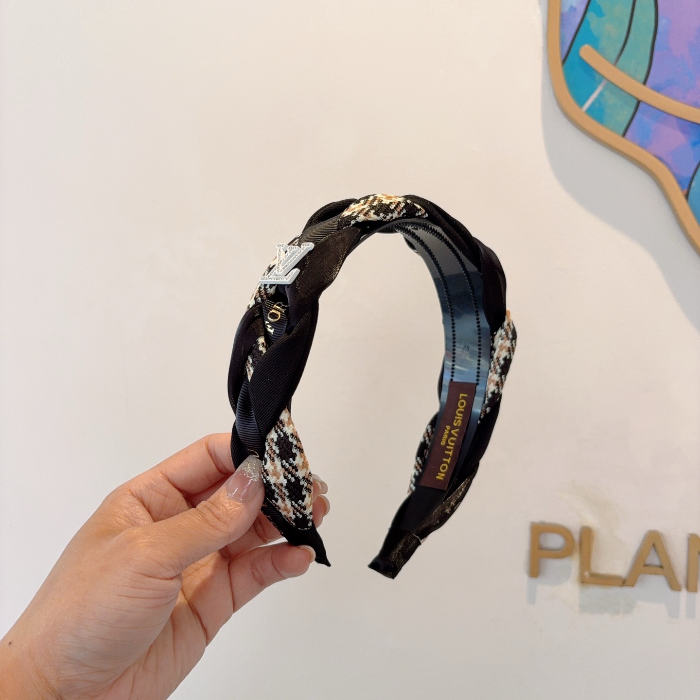 NO:660372,With packaging LV Louis Vuitton classic new hairbands, fashionable headbands, Internet celebrity latest fashion versatile hairpins, hairpins, louis vuitton, louis vuitton, hairpins19860909配包装 LV 路易威登 经典新款发箍,时尚头箍,网红最新款来袭时尚百搭发夹,发夹,louis vuitton,louis vuitton,hairpins,accessory