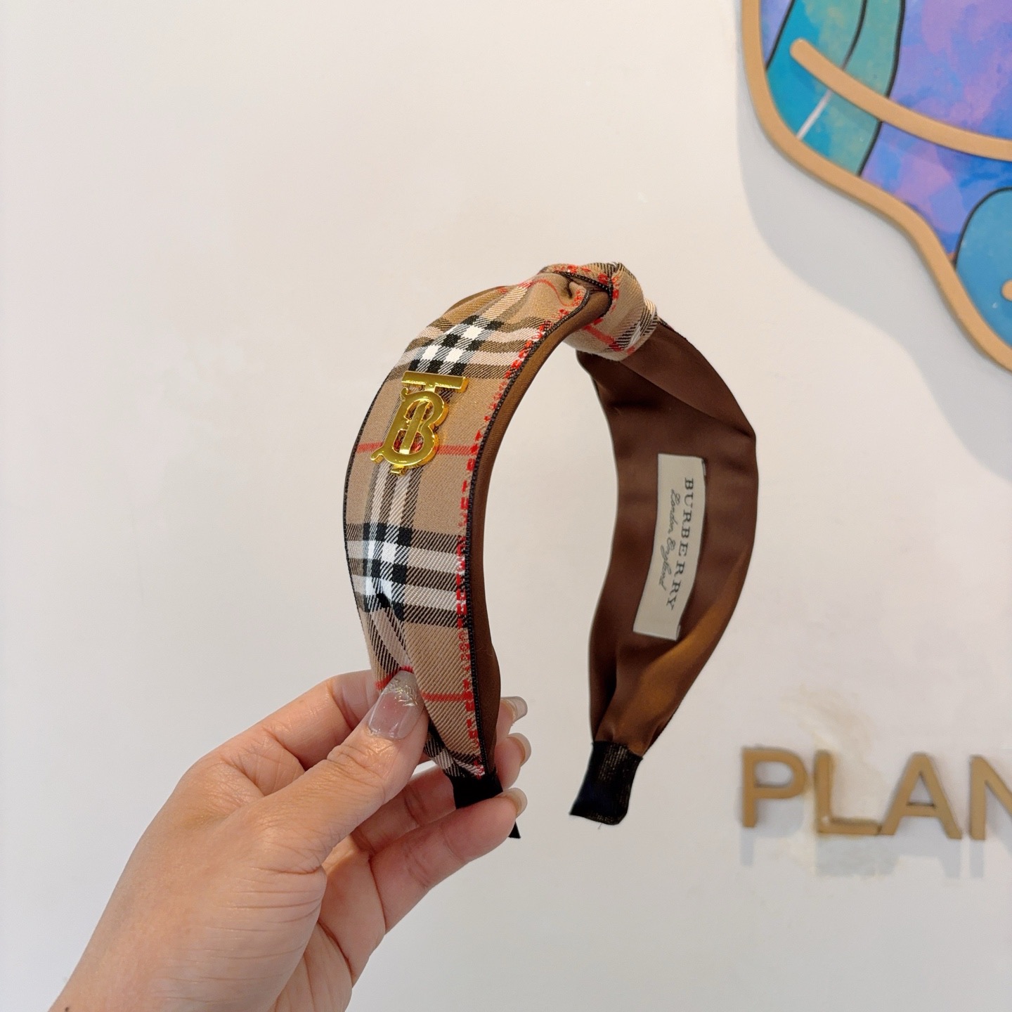 NO:660355,Comes with packaging. All details of BURBERRY’s new wide headband are shot in real time!  Very attractive and versatile, suitable for various occasions!  hairpins,hairpins,burberry,burberry,hairpins19860909配包装 巴宝莉BURBERRY 新款宽版发箍细节全部实拍！非常耐看又百搭、适合各种场合搭配！发夹,发夹,burberry,burberry,hairpins,accessory