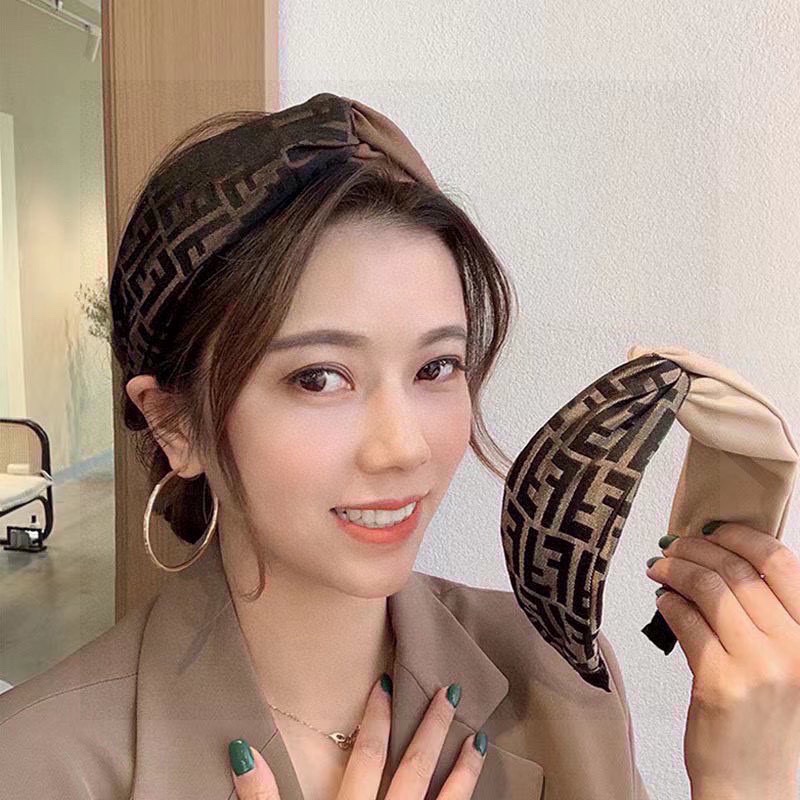 NO:660357,Comes with packaging FENDI Fendi's hot new headband, retro headband, simple and versatile, a must-have for fashionable women, super classy!  hairpins,hairpins,fendi,fendi,hairpins19860909配包装 FENDI 芬迪 火爆新款发箍,复古头箍,简约百搭,潮女必备品,超级的高大上！发夹,发夹,fendi,fendi,hairpins,accessory