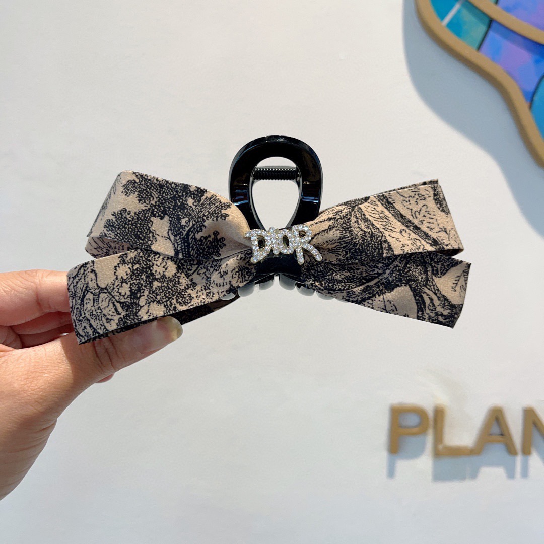 NO:660362,Comes with packaging Dior (Dior) European and American new trendy grab clip duckbill clip, the same style for celebrities, a must-have item for goddesses, very versatile, fashionable hair clip, wear it to look stylish. Hair clip, hair clip, dior, dior, hairpins19860909配包装 Dior（迪奥） 欧美新款潮流抓夹鸭嘴夹,明星同款 女神必备单品,非常百搭,时尚发夹, 戴上它满满的高大上.发夹,发夹,dior,dior,hairpins,accessory