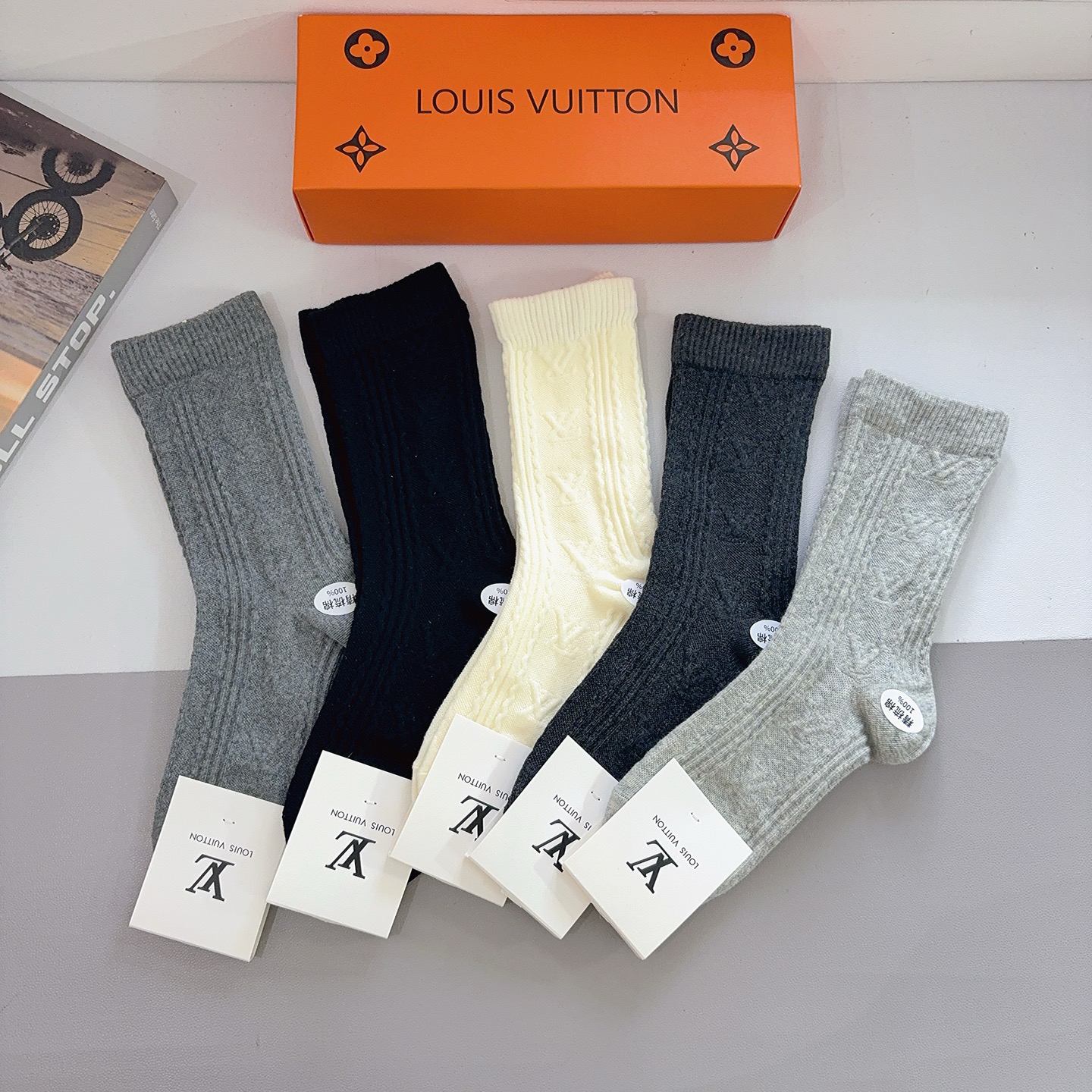 NO:660110,Comes with packaging (5 pairs in a box) LV Louis Vuitton new long socks, combed cotton fabric, super soft material, comfortable and breathable, fashionable and versatile socks, socks, louis vuitton, louis vuitton, socks19860909配包装（一盒5双）  LV 路易威登 新款长筒袜子 精梳棉面料,超柔软材质,舒适透气,时尚百搭款 袜子,袜子,louis vuitton,louis vuitton,socks,accessory