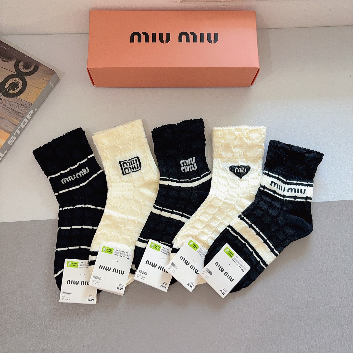 NO:660142,Comes with packaging [5 pairs in a box] miumiu · Miumiu High-quality super popular mid-calf socks recommended by ins stars and internet celebrities, extremely popular pure cotton material, light, soft and breathable, suitable for all seasons, a must-have for European and American big-name street socks, socks, miumiu, socks19860909配包装【一盒5双】 miumiu · 缪缪 高品质超级爆款网红中筒袜子ins明星网红推荐火爆至极纯棉材质,轻薄柔软透气,四季通用,欧美大牌街头必备 袜子,袜子,miumiu,socks,accessory