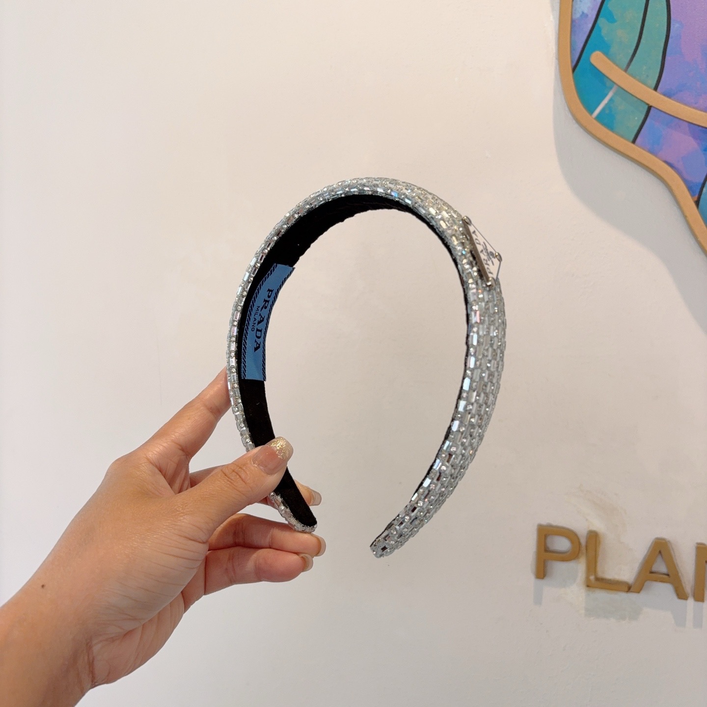 NO:660356,Comes with packaging PRADA (Prada) European and American new style diamond headbands, the same style for celebrities, a must-have item for goddesses, very versatile, fashionable hairpins, hairpins, prada, prada, hairpins19860909配包装 PRADA（普拉达） 欧美新款贴钻发箍,明星同款 女神必备单品,非常百搭,时尚潮流发夹,发夹,prada,prada,hairpins,accessory