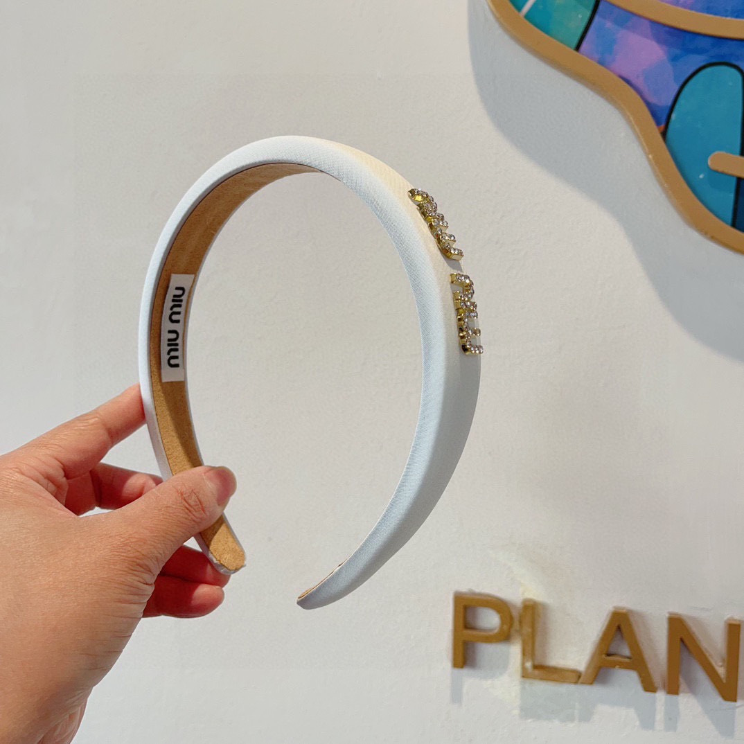 NO:660358,Comes with packaging miumiu Miu Miu’s latest custom-made headband, all details are photographed!  The special fabric is very textured, classic and timeless, in black, white and pink. Hairpins, hairpins, miumiu, hairpins19860909配包装 miumiu 缪缪 最新款定制发箍,细节全部实拍！特制面料非常显质感、经典而又永不过时,黑白粉三色.发夹,发夹,miumiu,hairpins,accessory