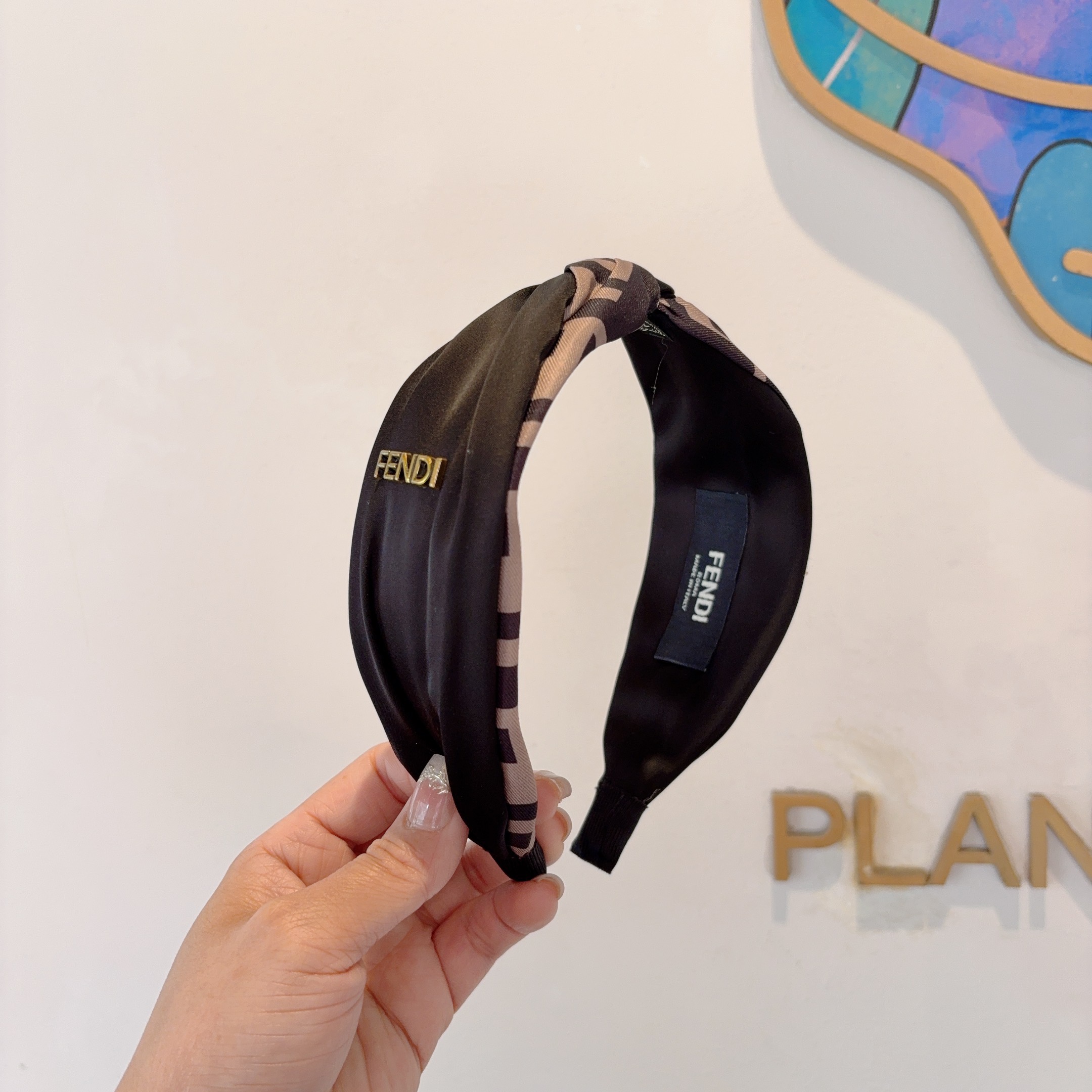 NO:660377,Comes with packaging FENDI Fendi's hot new double F headband, wide version of the original single headband, simple and versatile, a must-have for trendy women, super classy!  hairpins,hairpins,fendi,fendi,hairpins19860909配包装 FENDI 芬迪 火爆新款双F发箍,宽版原单头箍, 简约百搭,潮女必备品,超级的高大上！发夹,发夹,fendi,fendi,hairpins,accessory