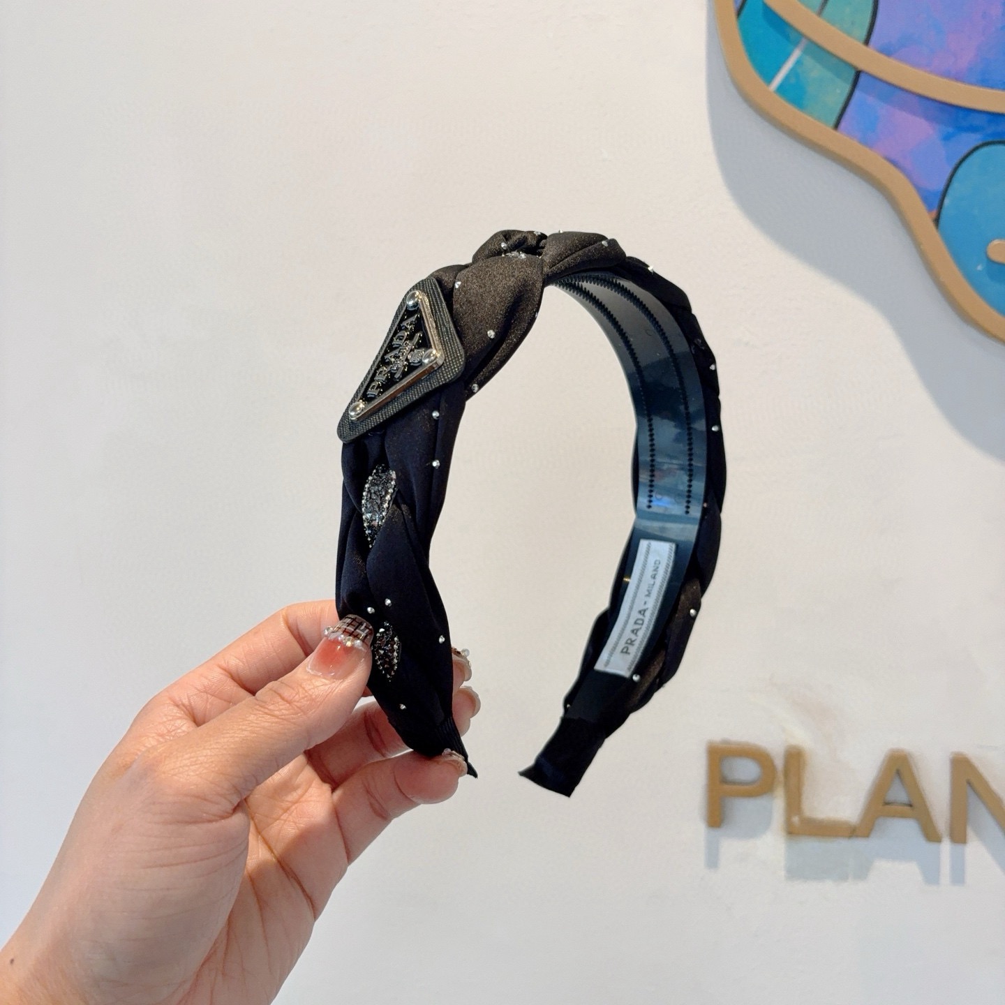 NO:660384,Comes with packaging PRADA (Prada) new trendy hairband. A must-have item for the goddess of temperament. Very versatile, fashionable and trendy, wearing it will make you look classy. Hairpins, hairpins, prada, prada, hairpins19860909配包装 PRADA（普拉达） 新款潮流发箍.气质女神必备单品.非常百搭,时尚潮流, 戴上它满满的高大上.发夹,发夹,prada,prada,hairpins,accessory