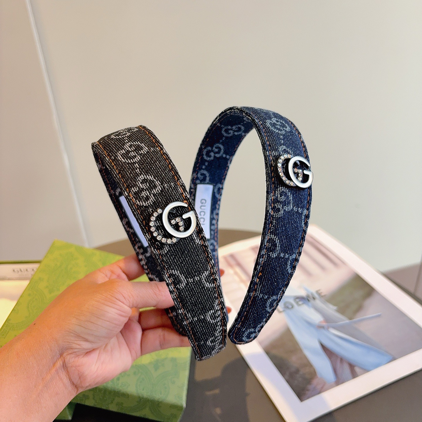 NO:660391,Comes with packaging Gucci Gucci celebrity classic new denim headband, a must-have headband for goddesses, very versatile and fashionable!  hairpins,hairpins,gucci,hairpins19860909配包装 Gucci古奇 明星经典新款牛仔布发箍,女神必备单品头箍,非常百搭,时尚潮流！发夹,发夹,gucci,hairpins,accessory