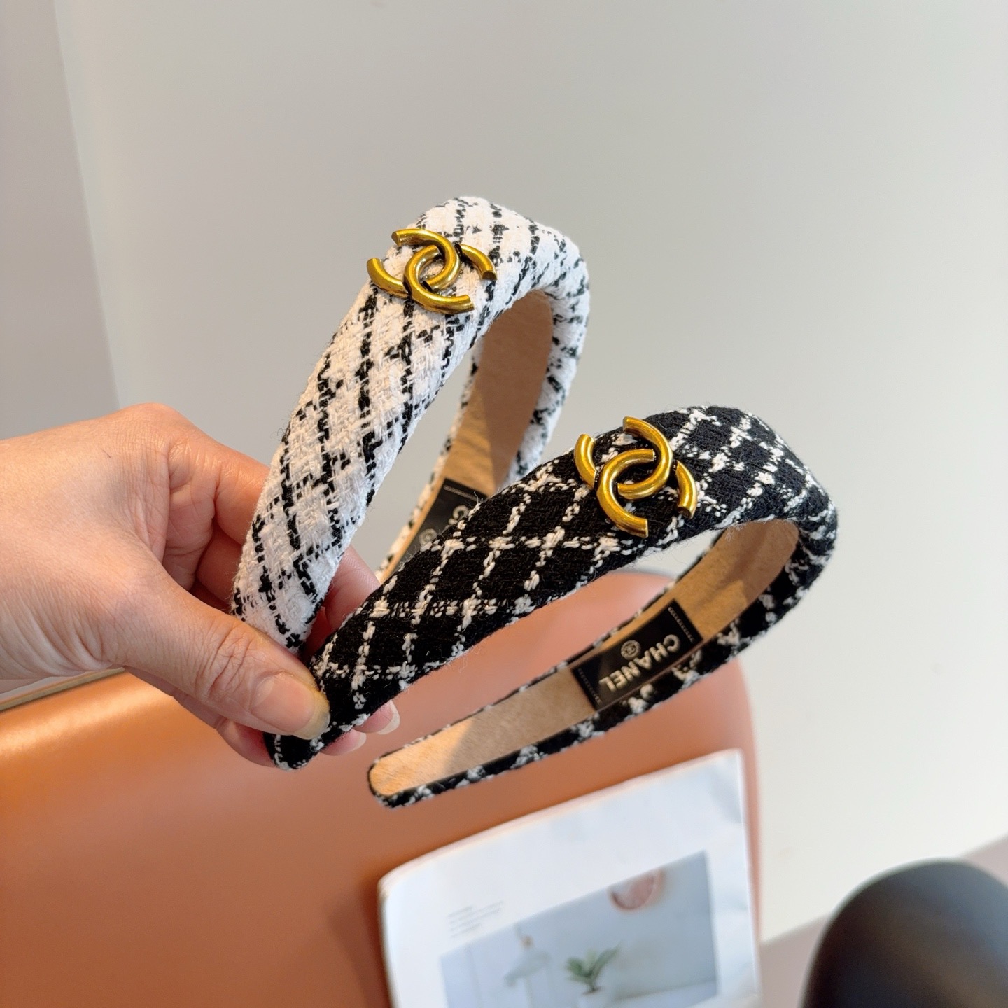 NO:660390,Comes with packaging CHANEL (Chanel) latest small scented headband, retro headband, recommended by Internet celebrities, with high-end materials, super exquisite, fashionable and versatile. Hairpins, hairpins, chanel, chanel, hairpins19860909配包装 CHANEL（香奈儿）最新款小香发箍,复古头箍,网红爆款推荐 搭配高端材质,超精致,时尚百搭.发夹,发夹,chanel,chanel,hairpins,accessory