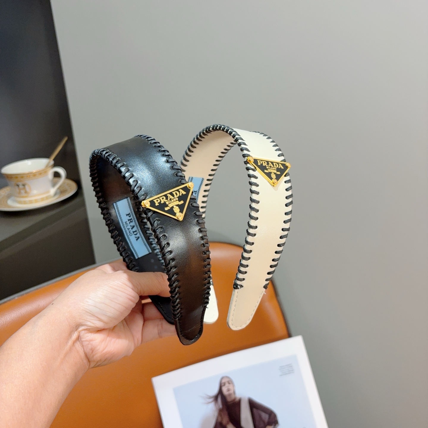 NO:660402,Comes with packaging PRADA (Prada) new trendy catwalk style leather headband. A must-have item for the goddess of temperament. Very versatile, fashionable and trendy, wearing it will make you look classy. Hairpins, hairpins, prada, prada, hairpins19860909配包装 PRADA（普拉达） 新款潮流走秀款皮革发箍.气质女神必备单品.非常百搭,时尚潮流, 戴上它满满的高大上.发夹,发夹,prada,prada,hairpins,accessory