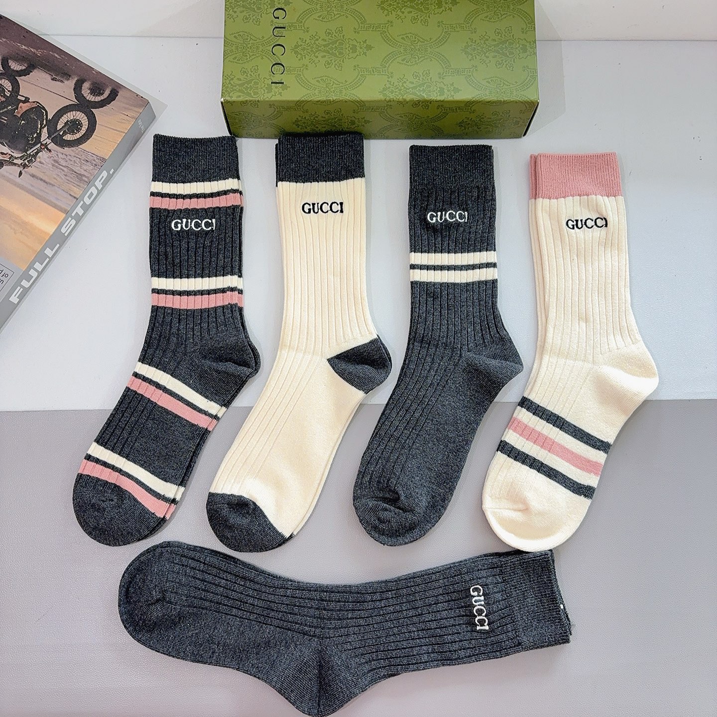 配包装特价💰99（一盒5双）
Gucci 古奇 新款经典logo刺绣长筒袜子！专柜同步袜子，💛大牌出街，潮人必备🔥超好搭