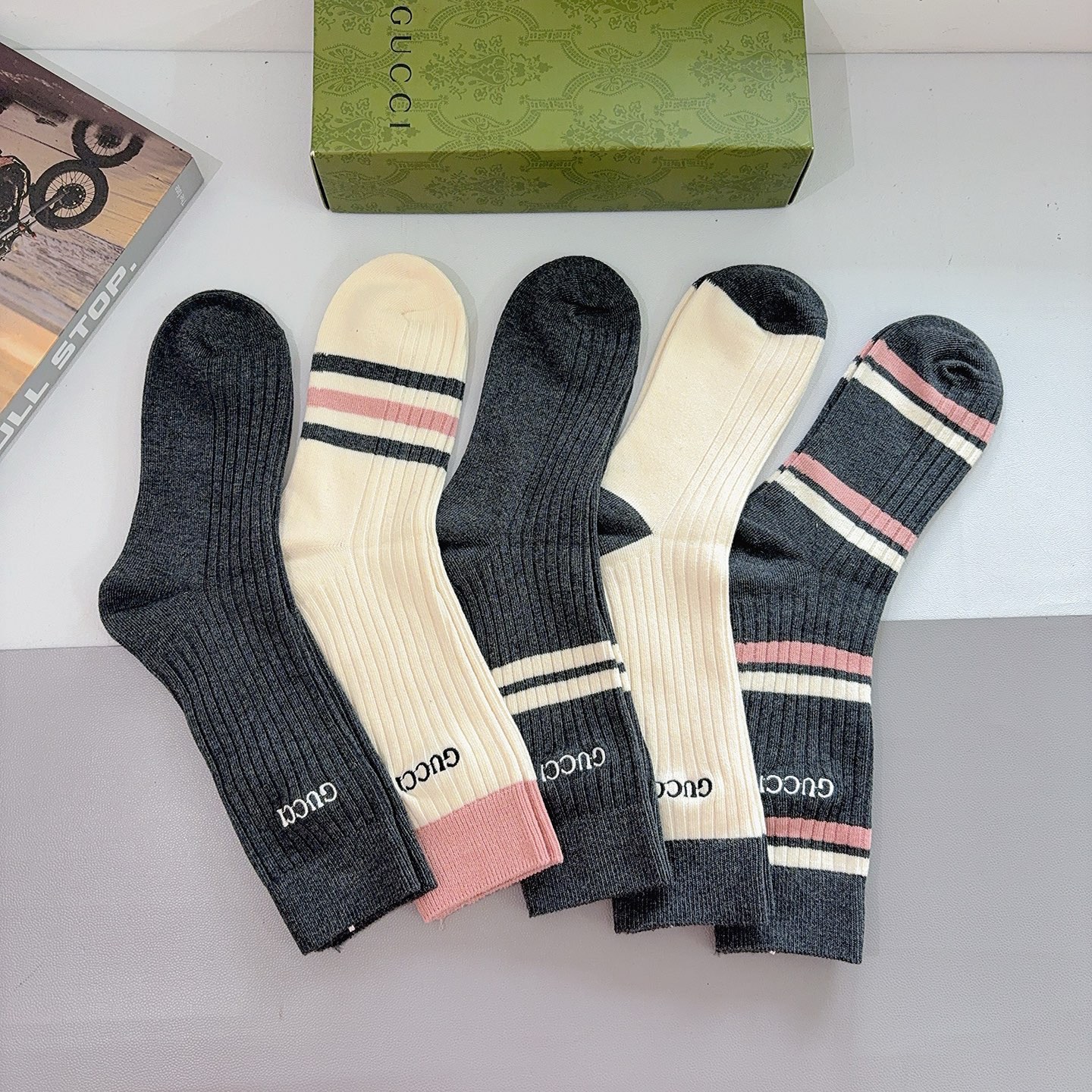 配包装特价💰99（一盒5双）
Gucci 古奇 新款经典logo刺绣长筒袜子！专柜同步袜子，💛大牌出街，潮人必备🔥超好搭