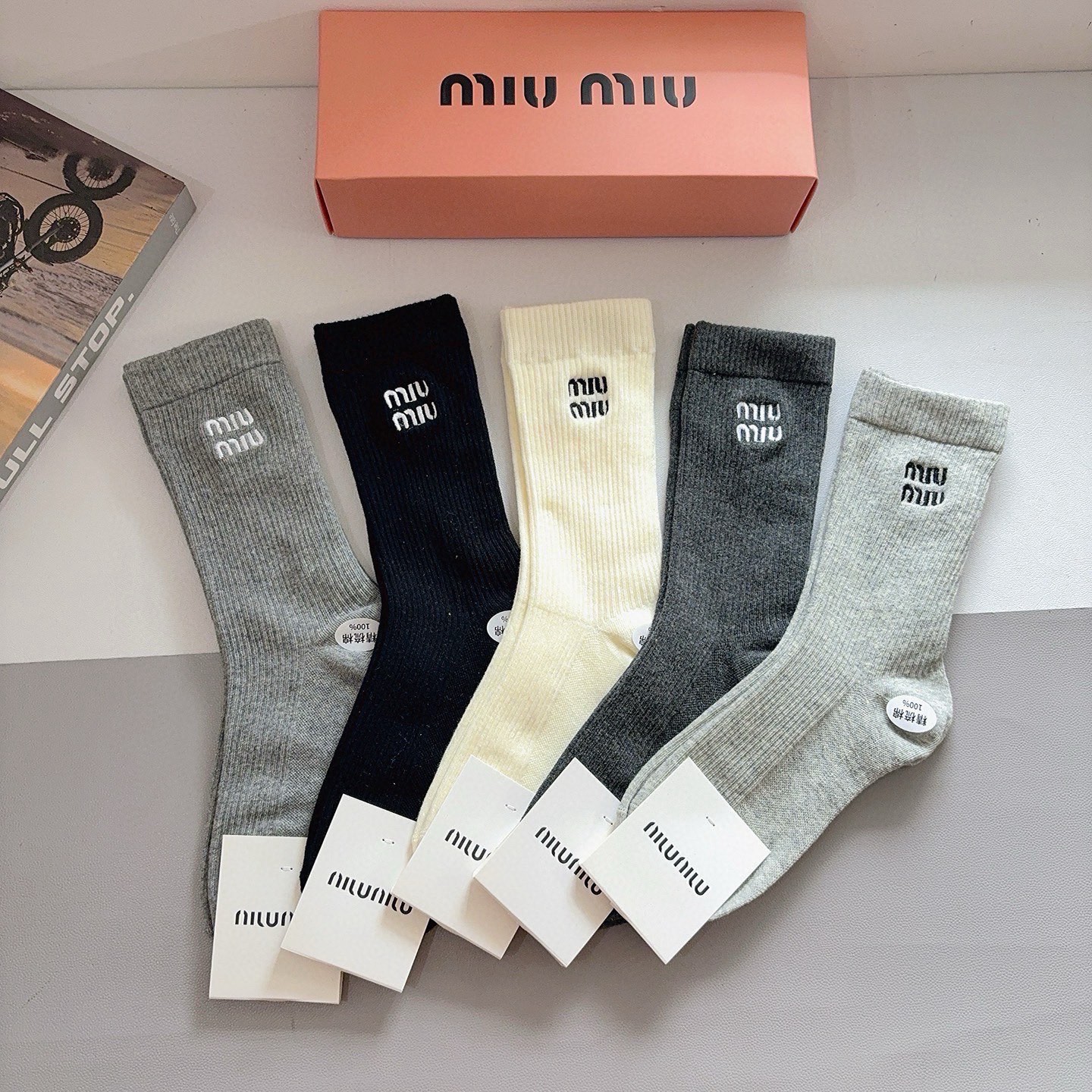 NO:702673,Comes with packaging (5 pairs in a box) miumiu new long embroidered pure cotton fabric, counter-synchronized long socks, big names on the street, a must-have for fashionistas, super easy to match!  socks, stockings, socks, miumiu, socks19860909配包装（一盒5双） miumiu 缪缪 新款长筒刺绣纯棉面料,专柜同步长筒袜子,大牌出街,潮人必备超好搭配！袜子,丝袜,袜子,miumiu,socks,accessory