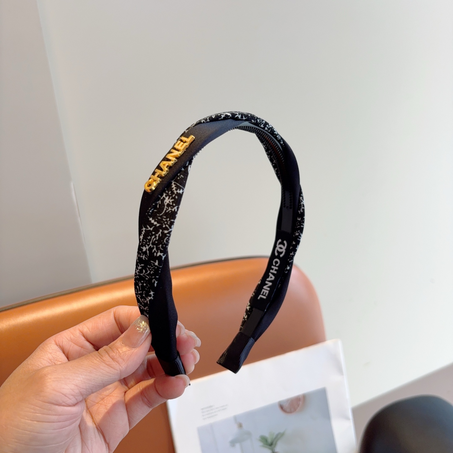 NO:702864,Comes with packaging CHANEL (Chanel) new exquisite letter headband, retro Internet celebrity popular headband with high-end materials, ultra-exquisite, fashionable and high-end versatile. Multi-color optional hairpins, hairpins, chanel, chanel, hairpins19860909配包装 CHANEL（香奈儿）新款精美字母发箍,复古网红爆款头箍 搭配高端材质,超精致,时尚高级百搭款.多色可选发夹,发夹,chanel,chanel,hairpins,accessory