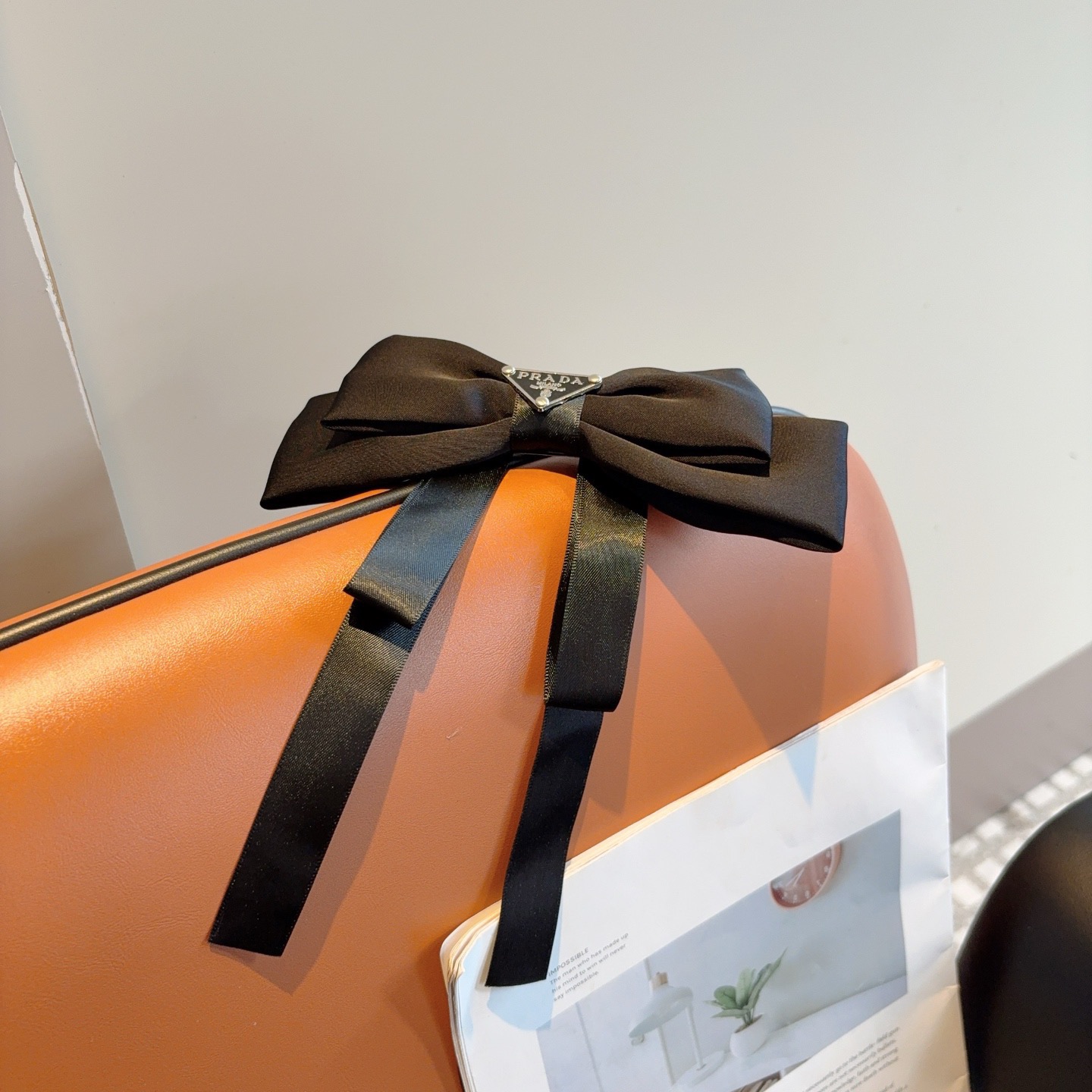 NO:702948,Comes with packaging PRADA (Prada) star's same bow hairpin, triangle slingshot clip, Internet celebrity recommended model, classic bow headwear, super versatile hairpins, hairpins, prada, prada, hairpins19860909配包装 PRADA（普拉达）明星同款蝴蝶结发夹 三角标弹弓夹 网红推荐款 经典蝴蝶结头饰,超级百搭哦发夹,发夹,prada,prada,hairpins,accessory