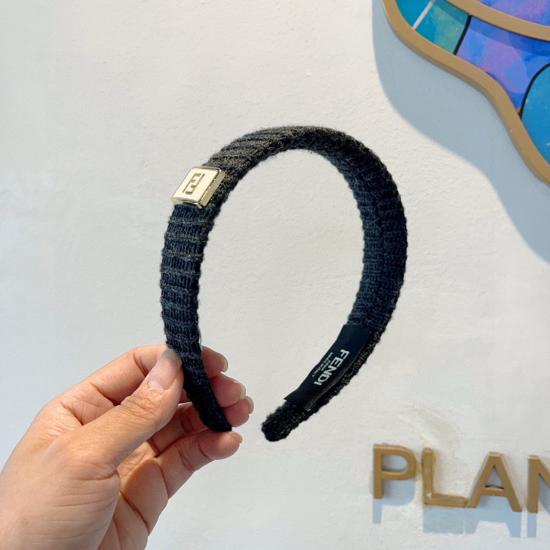 NO:702951,Comes with packaging FENDI Fendi's popular autumn and winter knitted wool headband, retro headband, simple and versatile, a must-have for trendy women, super classy!  hairpins,hairpins,fendi,fendi,hairpins19860909配包装 FENDI 芬迪 火爆秋冬款针织毛线发箍,复古头箍,简约百搭,潮女必备品,超级的高大上！发夹,发夹,fendi,fendi,hairpins,accessory