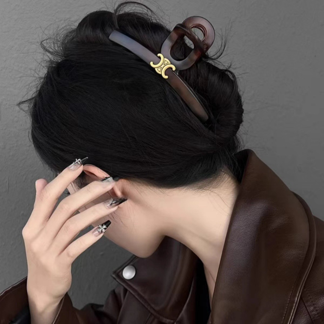 NO:702953,Comes with packaging CELINE Arc de Triomphe's new vintage gripper, duckbill hairpin, classic letter logo spring clip, super exquisite, will be a hit if you repost the picture!  Counter-shipped hairpins, hairpins, celine, celine, hairpins19860909配包装 CELINE（赛琳） 凯旋门新款复古抓夹 鸭嘴夹发夹,经典字母logo弹簧夹, 超精致,转图必爆哈！专柜出货发夹,发夹,celine,celine,hairpins,accessory