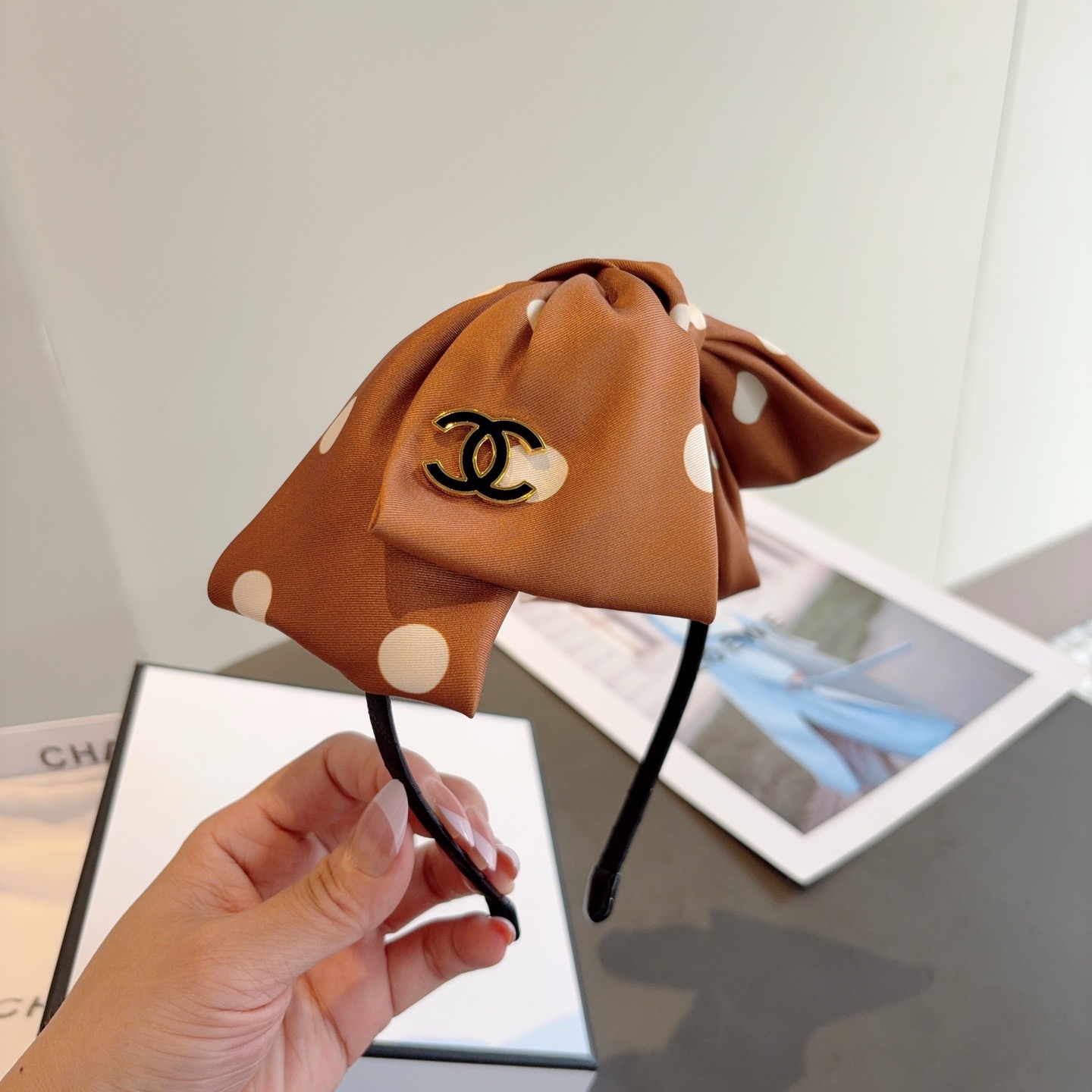 NO:702958,Comes with packaging CHANEL (Chanel) Internet celebrity new bow small fragrant wide version headband, fragrant grandma headband, retro headband, Internet celebrity hot recommendation super exquisite, fashionable and versatile!  hairpins,hairpins,chanel,chanel,hairpins19860909配包装 CHANEL（香奈儿）网红新款蝴蝶结小香宽版发箍,香奶奶头箍,复古头箍,网红爆款推荐 超精致,时尚百搭！发夹,发夹,chanel,chanel,hairpins,accessory