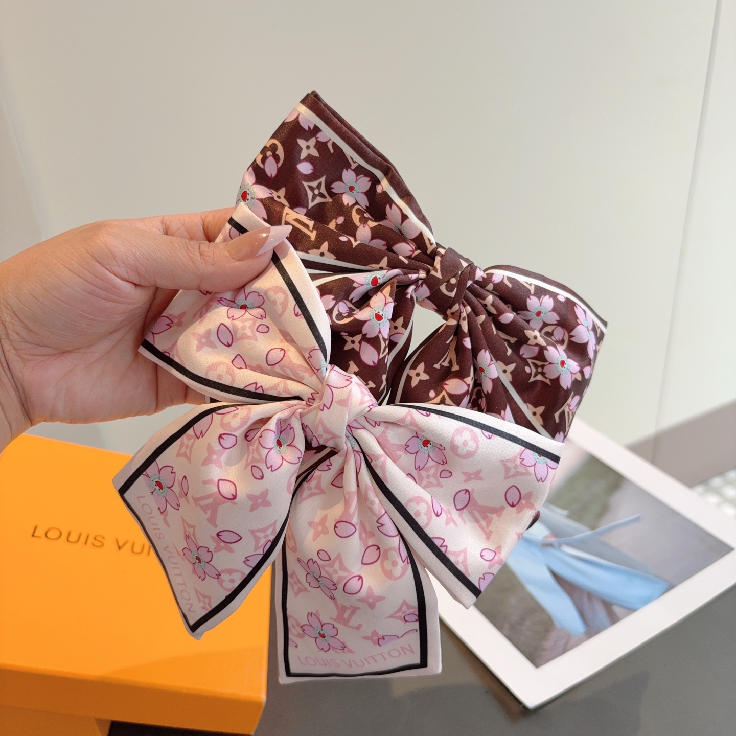 NO:702960,Comes with packaging of LV (Louis Vuitton) popular Takashi Murakami Sakura series bow hairpin, slingshot clip and classic bow headpiece, super versatile!  Recommendations on the blackboard will make you look like a famous brand in seconds!  hairpins,hairpins,louis vuitton,louis vuitton,hairpins19860909配包装 LV（路易威登）爆款村上隆樱花系列蝴蝶结发夹 弹弓夹 经典蝴蝶结头饰,超级百搭哦！敲黑板推荐,让你秒变大牌范儿！发夹,发夹,louis vuitton,louis vuitton,hairpins,accessory