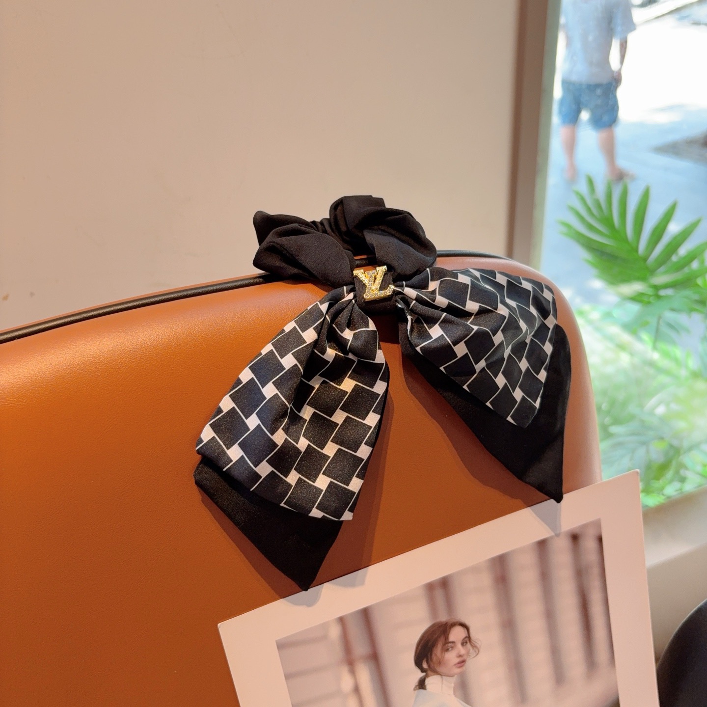 NO:702963,With packaging LV (Louis Vuitton) letter streamer ponytail hair tie butterfly colon ring, high-end Korean style rubber band, classic flower design, high-end atmosphere, celebrity style, hairpins, hairpins, louis vuitton, louis vuitton, hairpins19860909配包装 LV（路易威登）字母飘带马尾发圈 蝴蝶结肠圈,高档韩版皮筋,经典花型设计, 高端大气,名媛范儿,发夹,发夹,louis vuitton,louis vuitton,hairpins,accessory