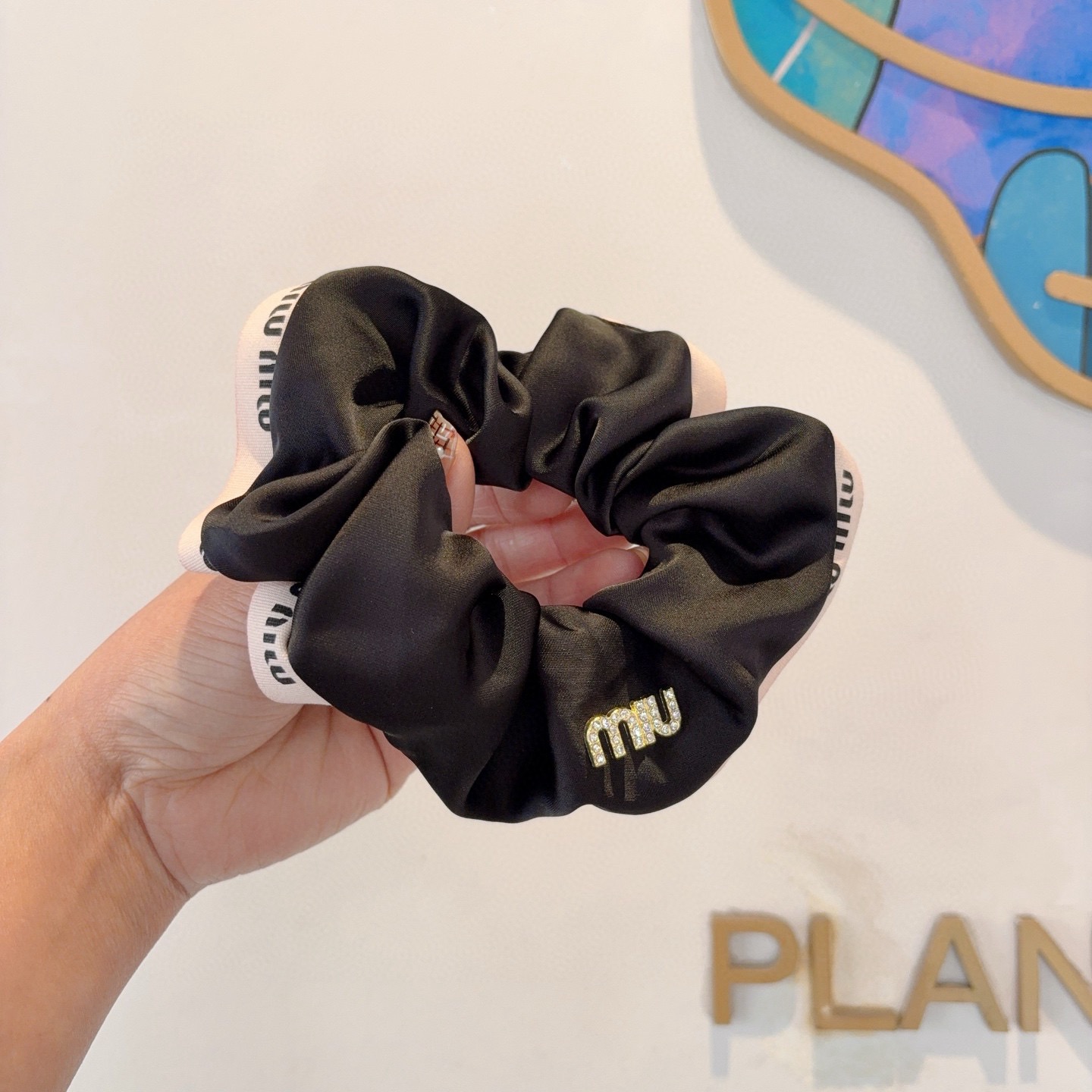 NO:702965,Comes with packaging MIUMIU imported large intestine rubber band, silk satin celebrity hair rope and headband, all-match style, all details are shot in real life, the special fabric is very textured!  hairpins,hairpins,miumiu,real silk,hairpins19860909配包装 MIUMIU（缪缪）进口大肠圈皮筋、真丝缎面名媛发绳头绳百搭款、细节全部实拍 特制面料非常显质感 ！发夹,发夹,miumiu,real silk,hairpins,accessory