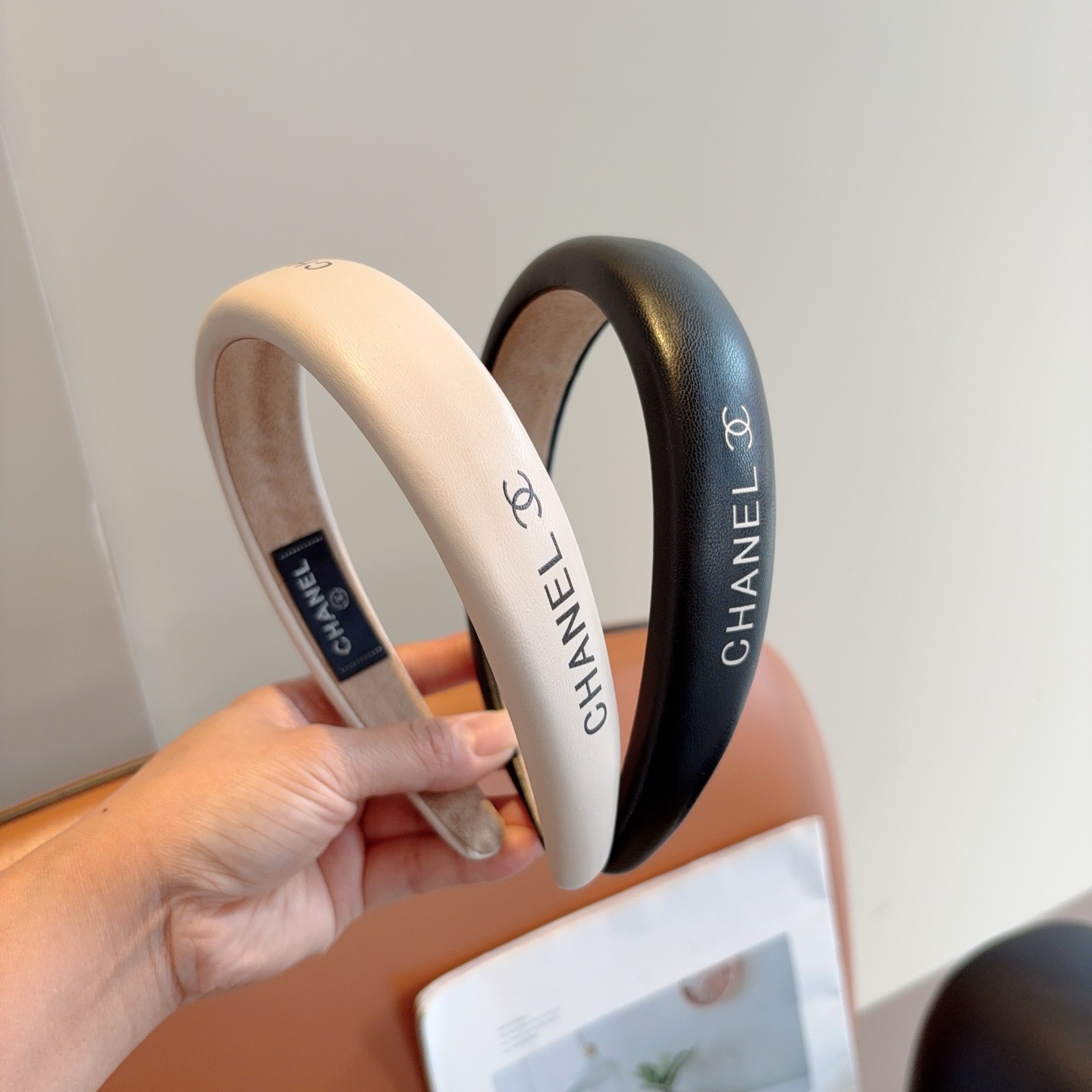 NO:702985,Comes with packaging CHANEL (Chanel) new style exquisite lettered sheepskin headband, retro Internet celebrity popular headband with high-end materials, ultra-exquisite, fashionable and high-end versatile style. Hairpins, hairpins, chanel, chanel, sheepskin, hairpins19860909配包装 CHANEL（香奈儿）新款精美字母羊皮发箍,复古网红爆款头箍 搭配高端材质,超精致,时尚高级百搭款.发夹,发夹,chanel,chanel,sheepskin,hairpins,accessory