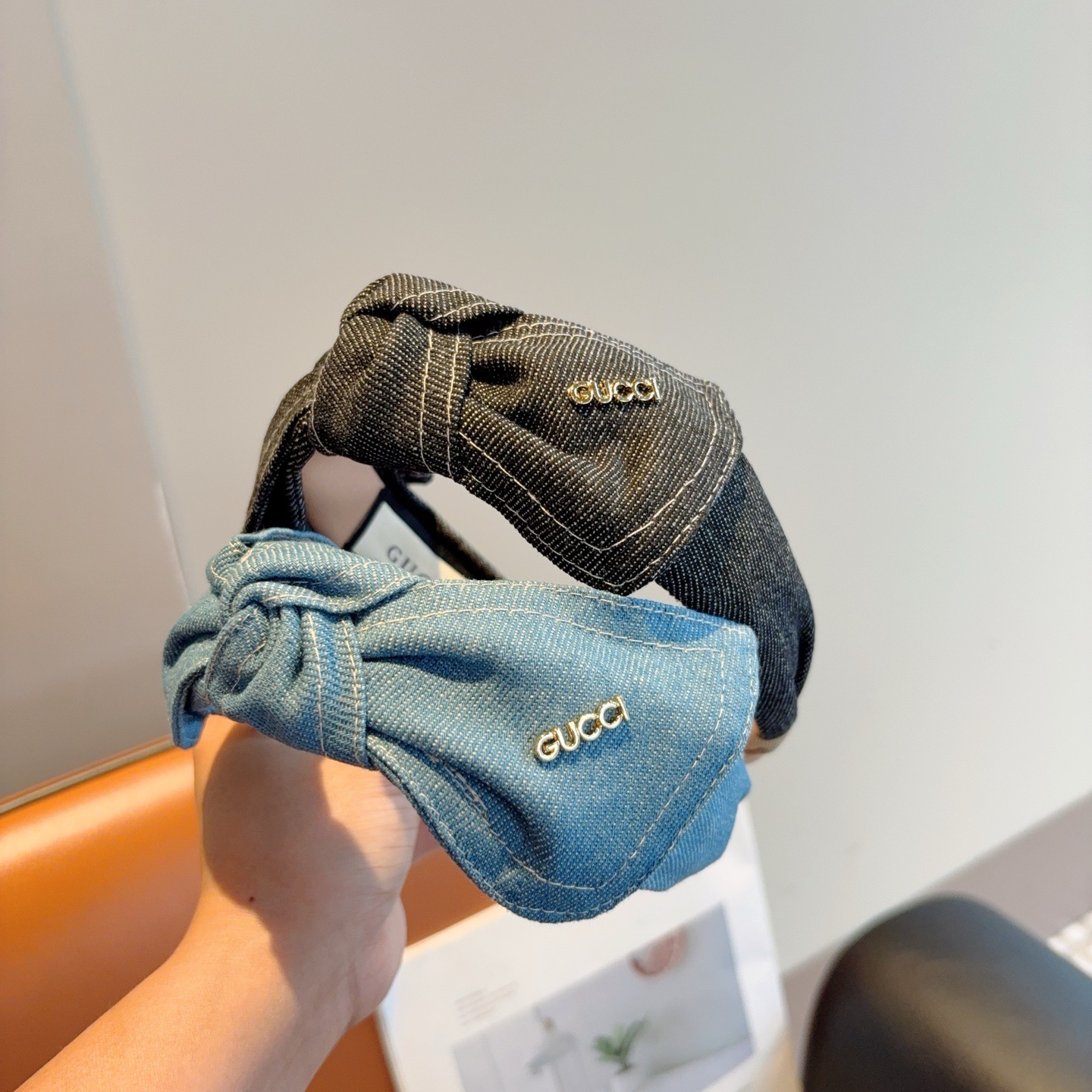 NO:702983,Comes with packaging Gucci new bow denim wide-brimmed headband, a must-have item for goddesses when going out, very versatile and fashionable!  hairpins,hairpins,gucci,hairpins19860909配包装 Gucci古奇 新款蝴蝶结牛仔布宽边发箍,女神外出必备单品,非常百搭,时尚潮流！发夹,发夹,gucci,hairpins,accessory