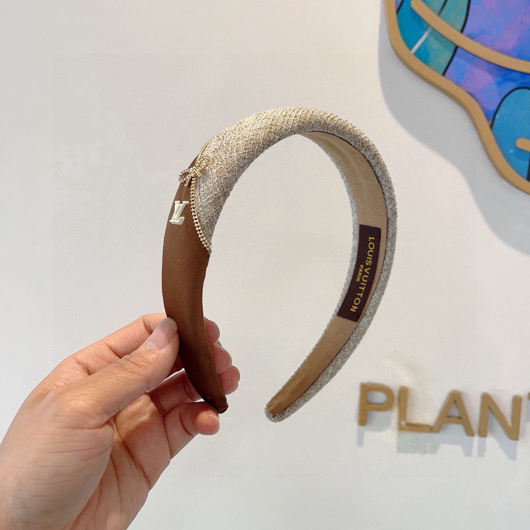 NO:702971,With packaging, LV Louis Vuitton's hot new headbands, fashionable headbands, the latest Internet celebrities are coming, fashionable and versatile, a must-have for goddesses, available in multiple colors!  hairpins,hairpins,louis vuitton,louis vuitton,hairpins19860909配包装 LV 路易威登 火爆新款发箍,时尚头箍,网红最新款来袭时尚百搭,女神必入、多色可选！发夹,发夹,louis vuitton,louis vuitton,hairpins,accessory