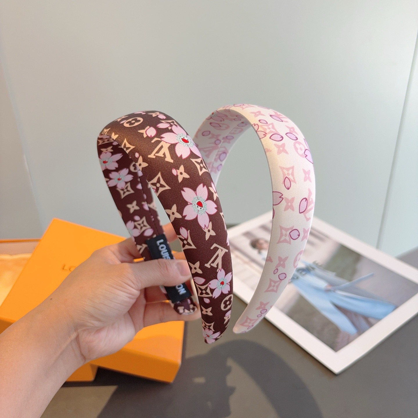 NO:702981,Comes with packaging LV (Louis Vuitton) hot-selling Murakami Takashi series cherry blossom headband, high-end Korean style headband, classic flower design, high-end atmosphere, celebrity style, hairpins, hairpins, louis vuitton, louis vuitton, hairpins19860909配包装 LV（路易威登）火爆热销款村上隆系列樱花发箍 高档韩版头箍,经典花型设计, 高端大气,名媛范儿,发夹,发夹,louis vuitton,louis vuitton,hairpins,accessory