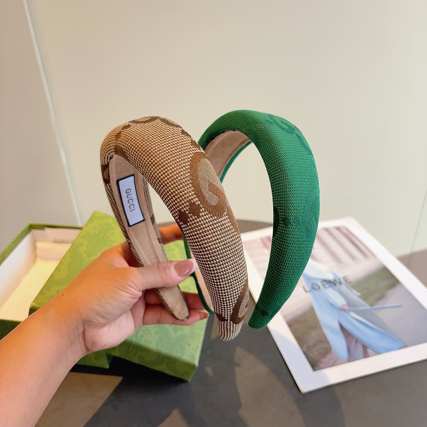 NO:702980,Comes with packaging Gucci Gucci classic new big G thick sponge fabric headband, a must-have headband for goddesses, very versatile, fashionable and trendy!  hairpins,hairpins,gucci,hairpins19860909配包装 Gucci古奇 经典新款大G厚海绵布艺发箍,女神必备单品头箍,非常百搭,时尚潮流款！发夹,发夹,gucci,hairpins,accessory