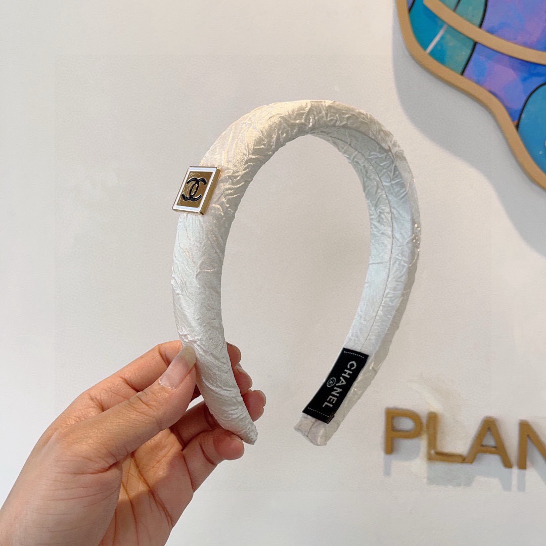 NO:702974,Comes with packaging CHANEL (Chanel) new high-end textured sponge headband, metal letter headband!  Specially made fabrics are simple and stylish, with classic and versatile girly style hair accessories. Hairpins, hairpins, chanel, chanel, hairpins19860909配包装 CHANEL（香奈儿） 新款高级感肌理纹海绵发箍,金属字母头箍！特制面料简约洋气显质感、经典百搭少女风发饰发夹,发夹,chanel,chanel,hairpins,accessory