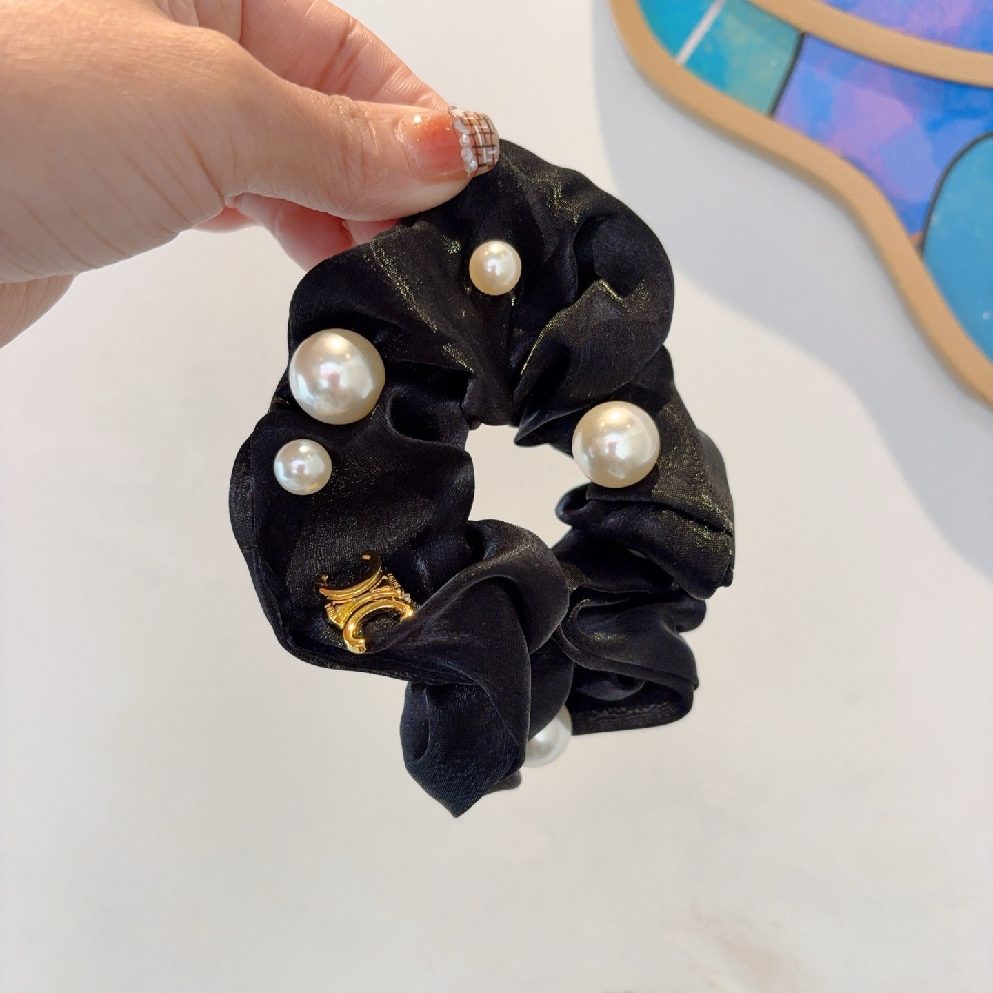 NO:702982,Comes with packaging CELINE Arc de Triomphe organza large pearl hair band, exquisite intestinal loop rubber band, comfortable and stress-free to wear, a must-have for styling!  Very fashionable and versatile!  A must-have item for the goddess!  hairpins,hairpins,celine,celine,hairpins19860909配包装 CELINE（赛琳）凯旋门欧根纱大珍珠发圈,精致肠圈皮筋,佩戴舒适无压力,造型搭配必备！非常时尚百搭！女神必备单品！发夹,发夹,celine,celine,hairpins,accessory