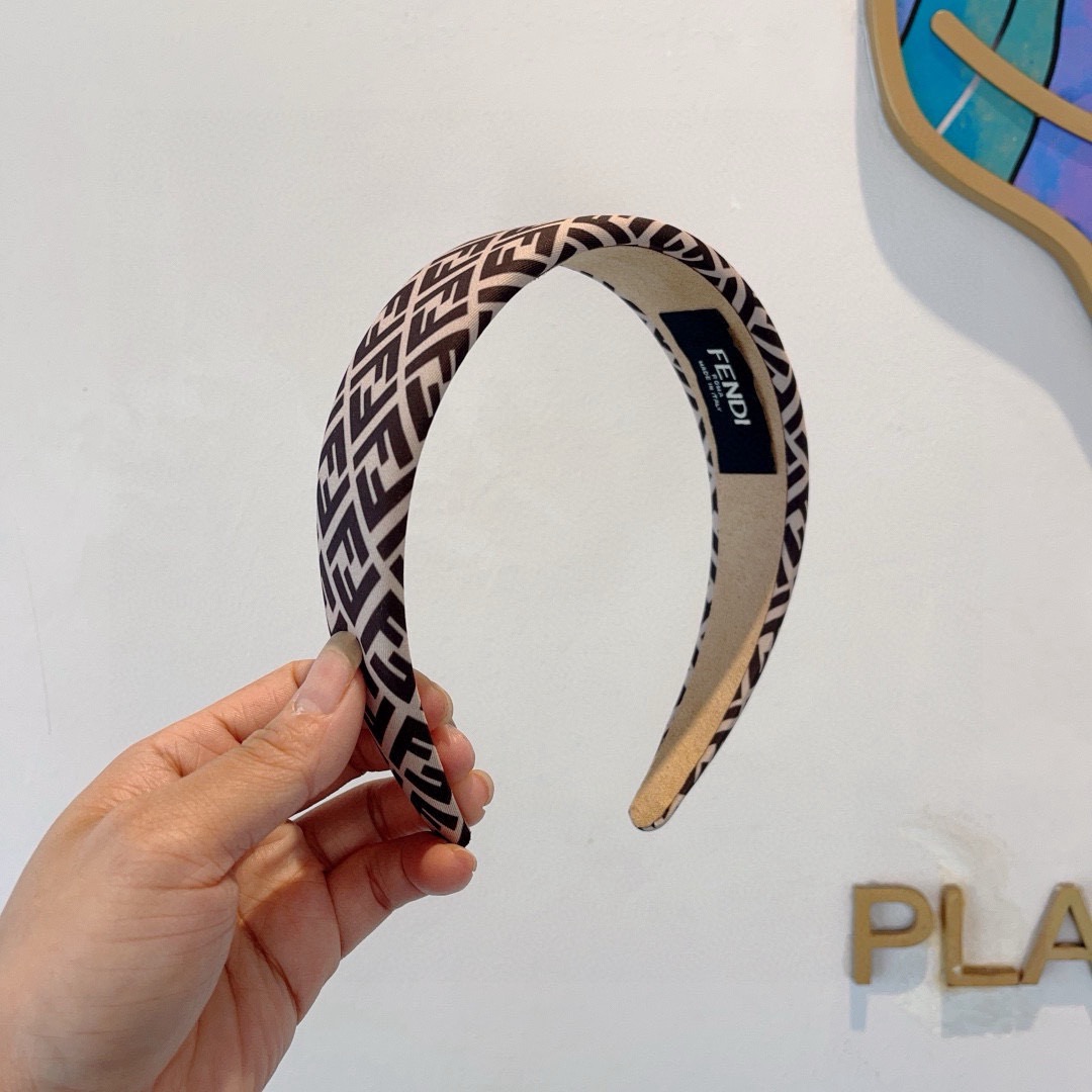 NO:702967,Comes with packaging FENDI Fendi's hot new double F headband, original wide sponge, simple and versatile, a must-have for trendy women, super classy!  hairpins,hairpins,fendi,fendi,hairpins19860909配包装 FENDI 芬迪 火爆新款双F发箍,宽版海绵原单货, 简约百搭,潮女必备品,超级的高大上！发夹,发夹,fendi,fendi,hairpins,accessory