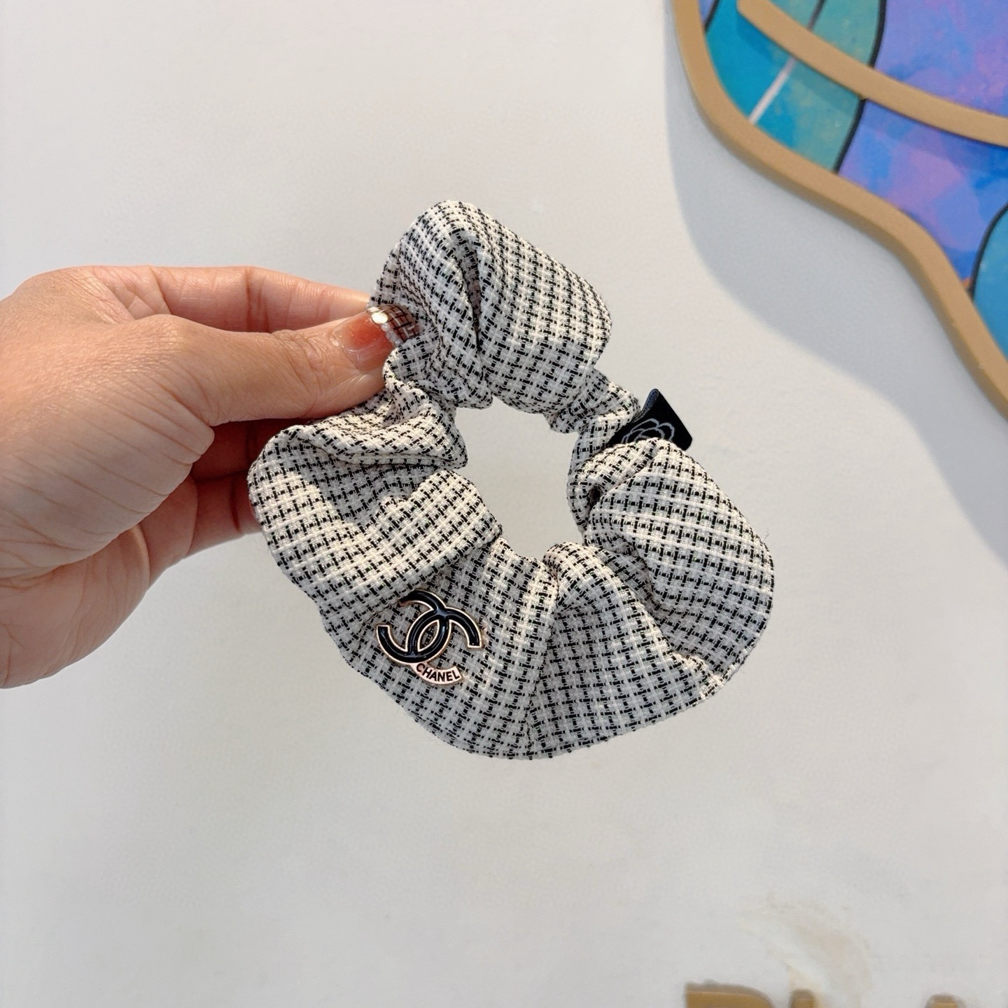 NO:702969,With packaging CHANEL (Chanel) double C letter hair tie, fabric multi-functional sausage ring, high-end Korean style rubber band, classic flower design, high-end atmosphere, celebrity style, hairpin, hairpins, chanel, chanel, hairpins19860909配包装 CHANEL（香奈儿）双C字母发圈 布艺多功能肠圈,高档韩版皮筋,经典花型设计, 高端大气,名媛范儿,发夹,发夹,chanel,chanel,hairpins,accessory